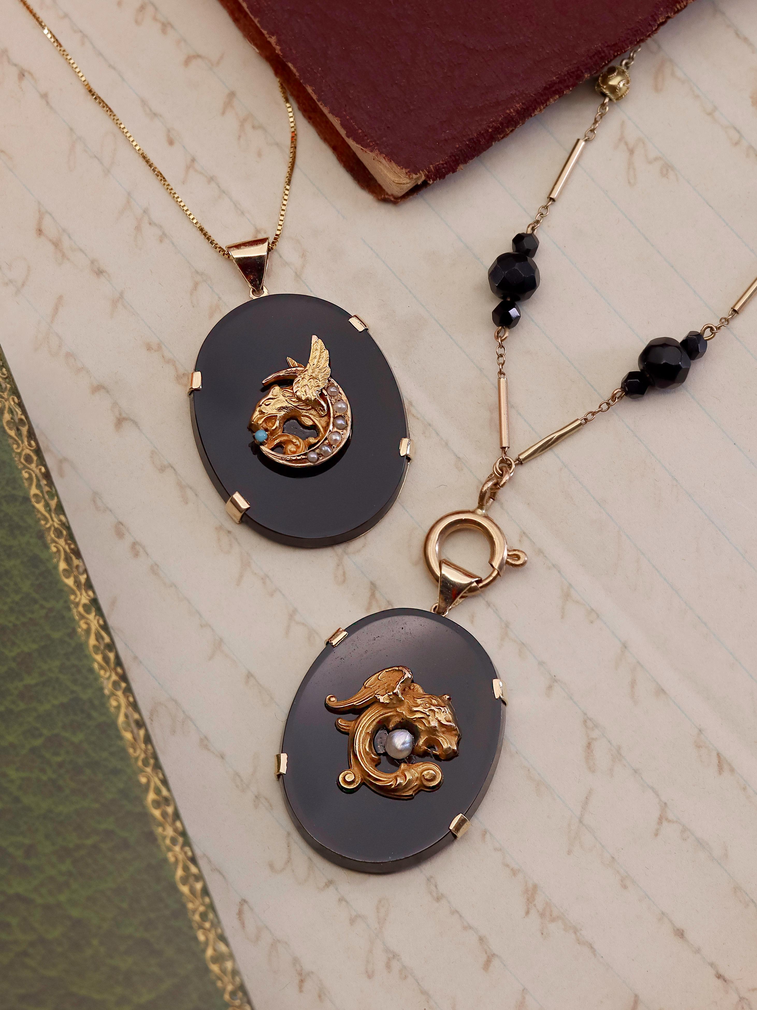 Collana di conversione in oro 14k con grifone antico e onice in vendita 1