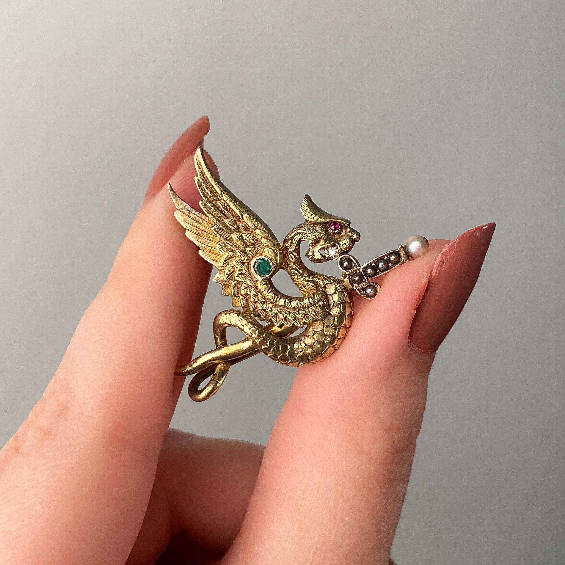 Alfiler Grifo Antiguo de Oro de 14k Corte de bola en venta