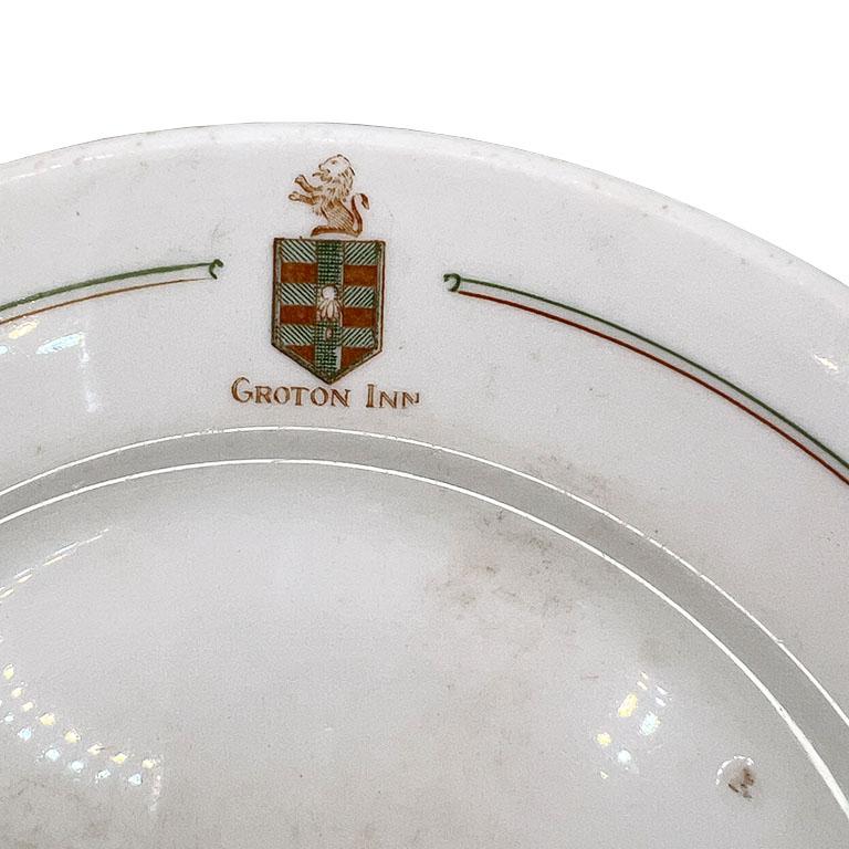 Raro plato antiguo de porcelana con el escudo de la histórica posada de Groton, una de las más antiguas de América, que data del siglo XVII. Esta pieza, un buen ejemplo de la hostelería de principios del siglo XX, muestra la artesanía duradera y
