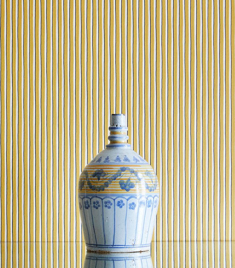 Italy, late 19th century

Ceramic bottle vase with decorations in yellow, blue and white glaze from Grottaglia.

Measures: H 31 x Ø 19 cm.