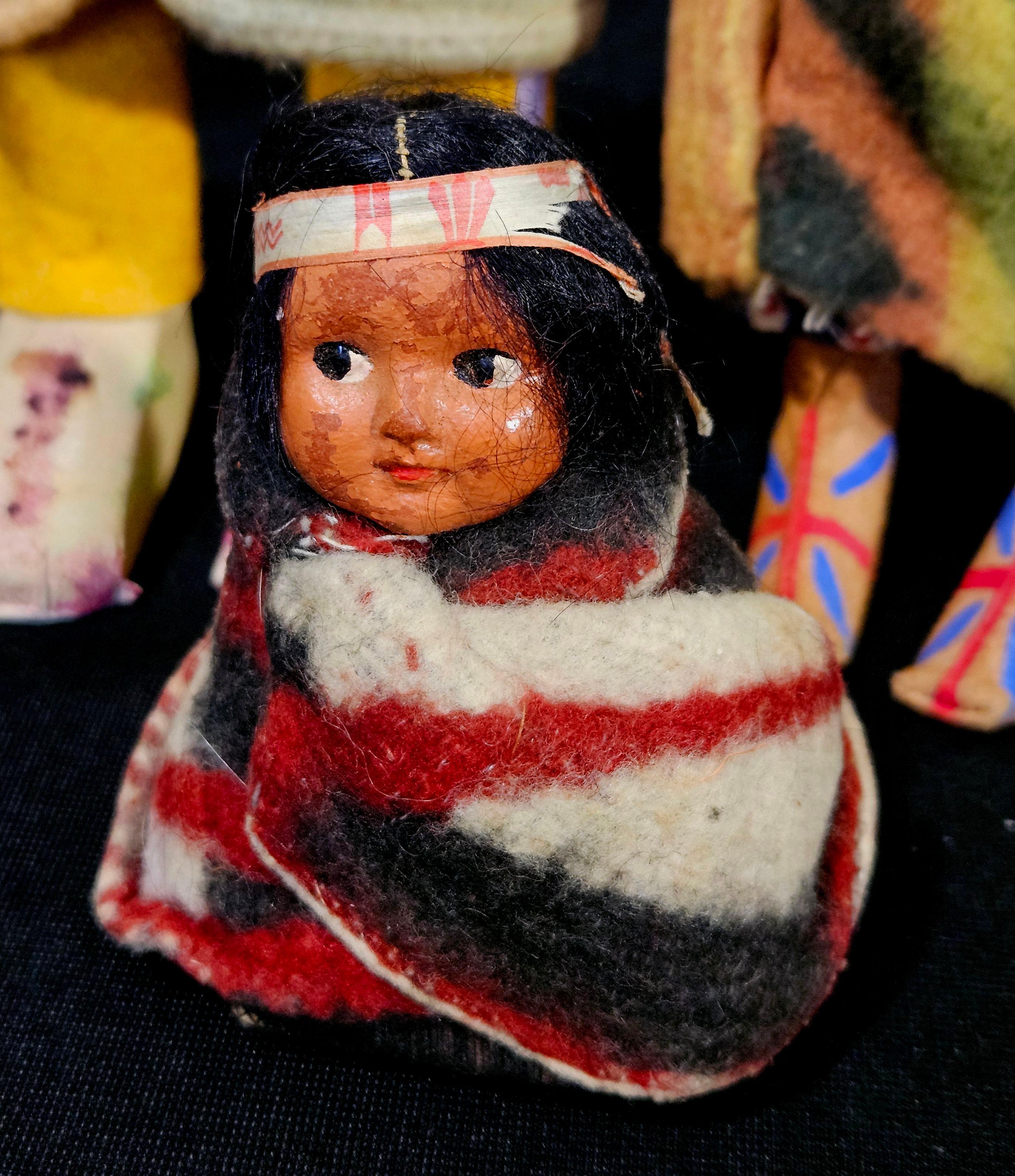 Brossé Groupe antique de 6 poupées Skookum, années 1913 en vente