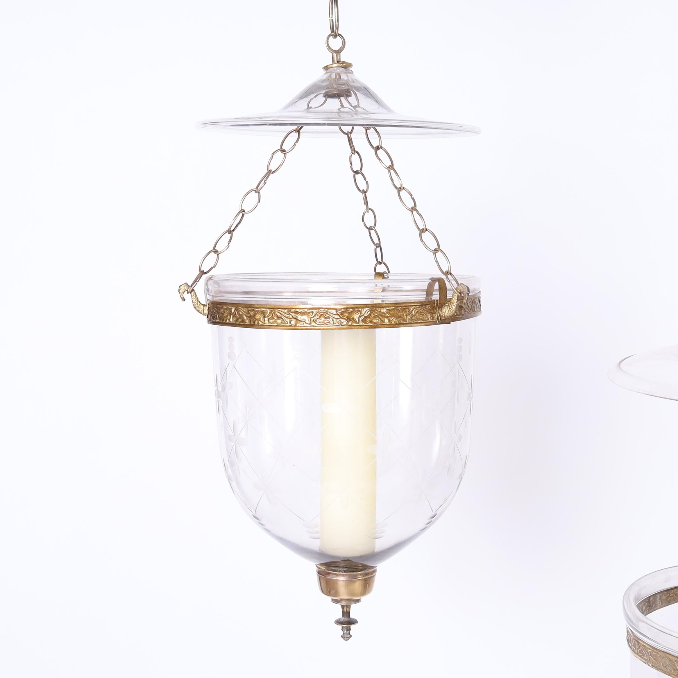 Ensemble remarquable de trois luminaires en verre fumé continental de style colonial, soufflé à la main dans une forme classique avec des motifs taillés et des ferrures en laiton martelé, utilisant la puissance de la bougie comme conçu à l'origine.