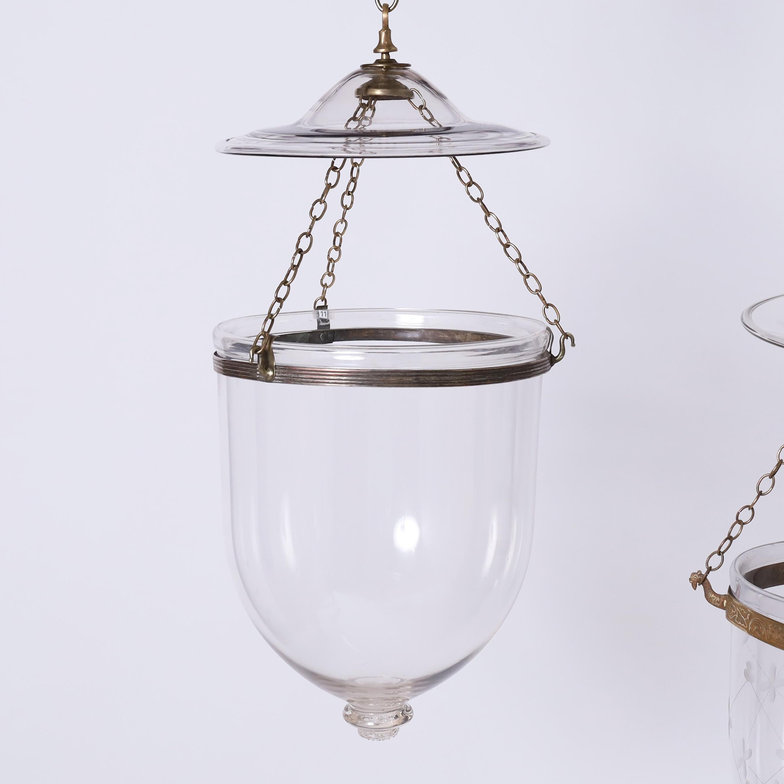 Ensemble remarquable de trois luminaires en verre fumé continental de style colonial, soufflé à la main dans une forme classique avec des motifs taillés et des ferrures en laiton martelé, utilisant la puissance de la bougie comme conçu à l'origine.