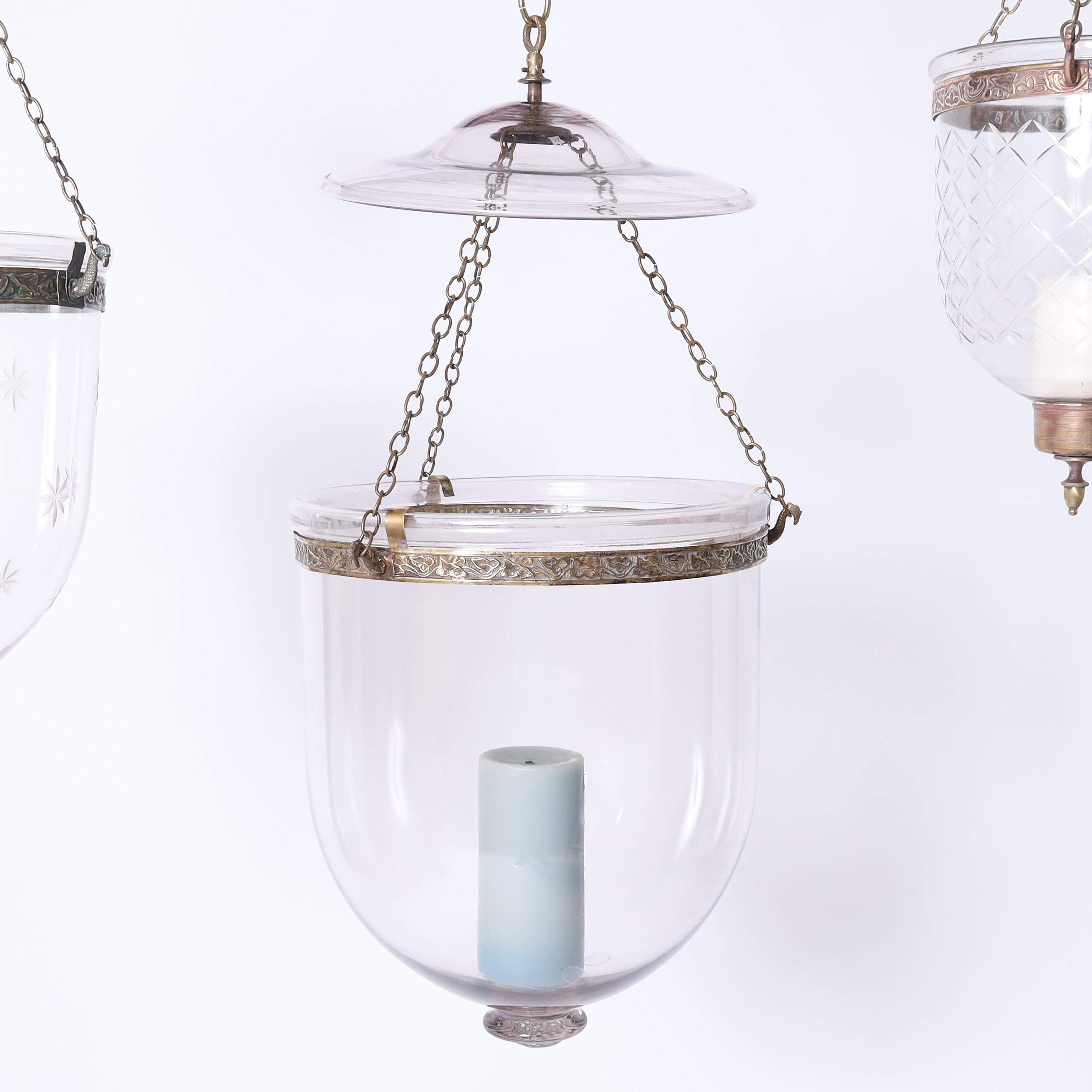 Buriné Groupe ancien de trois appliques à cloche fumée, prix individuel en vente