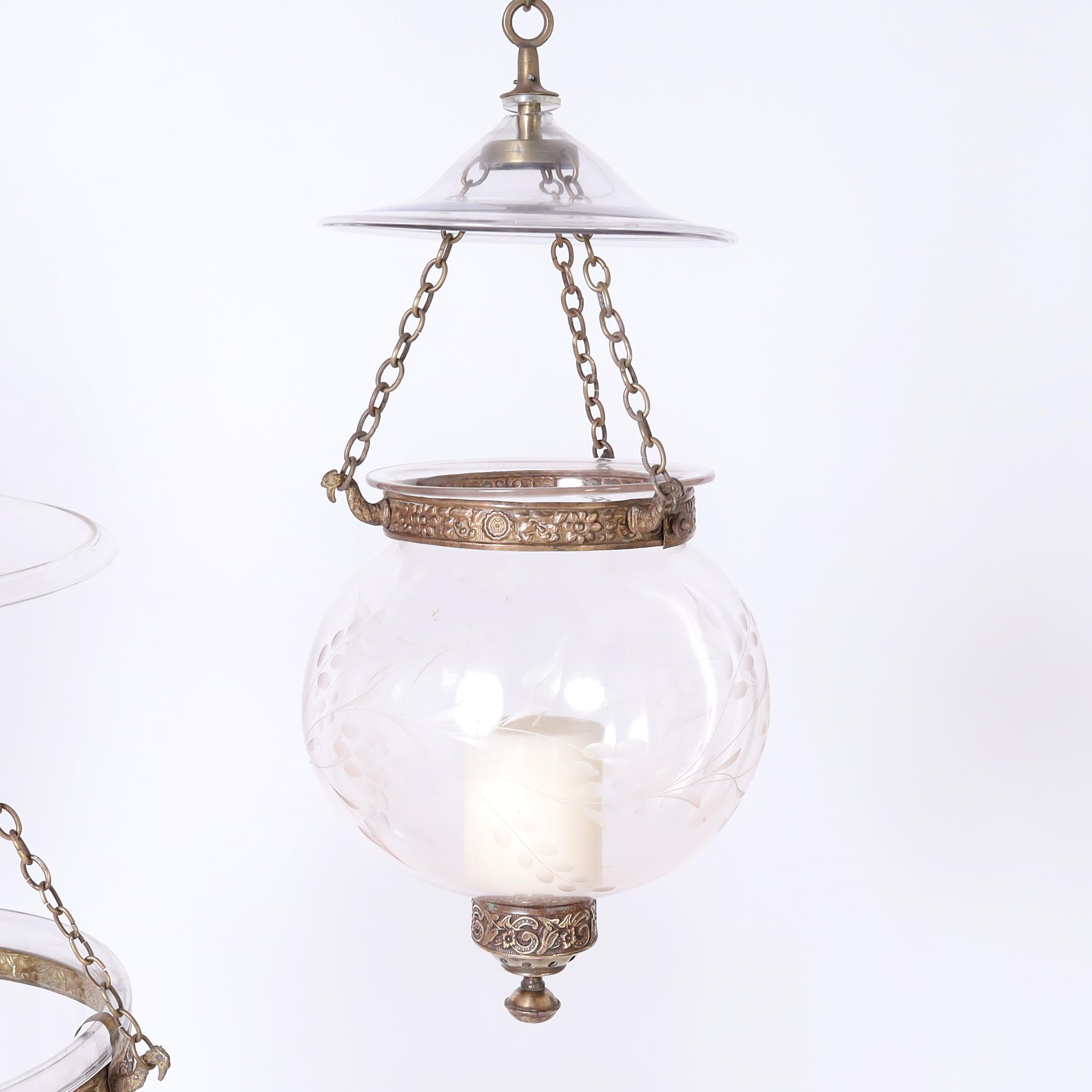 Laiton Groupe ancien de trois appliques à cloche fumée, prix individuel en vente