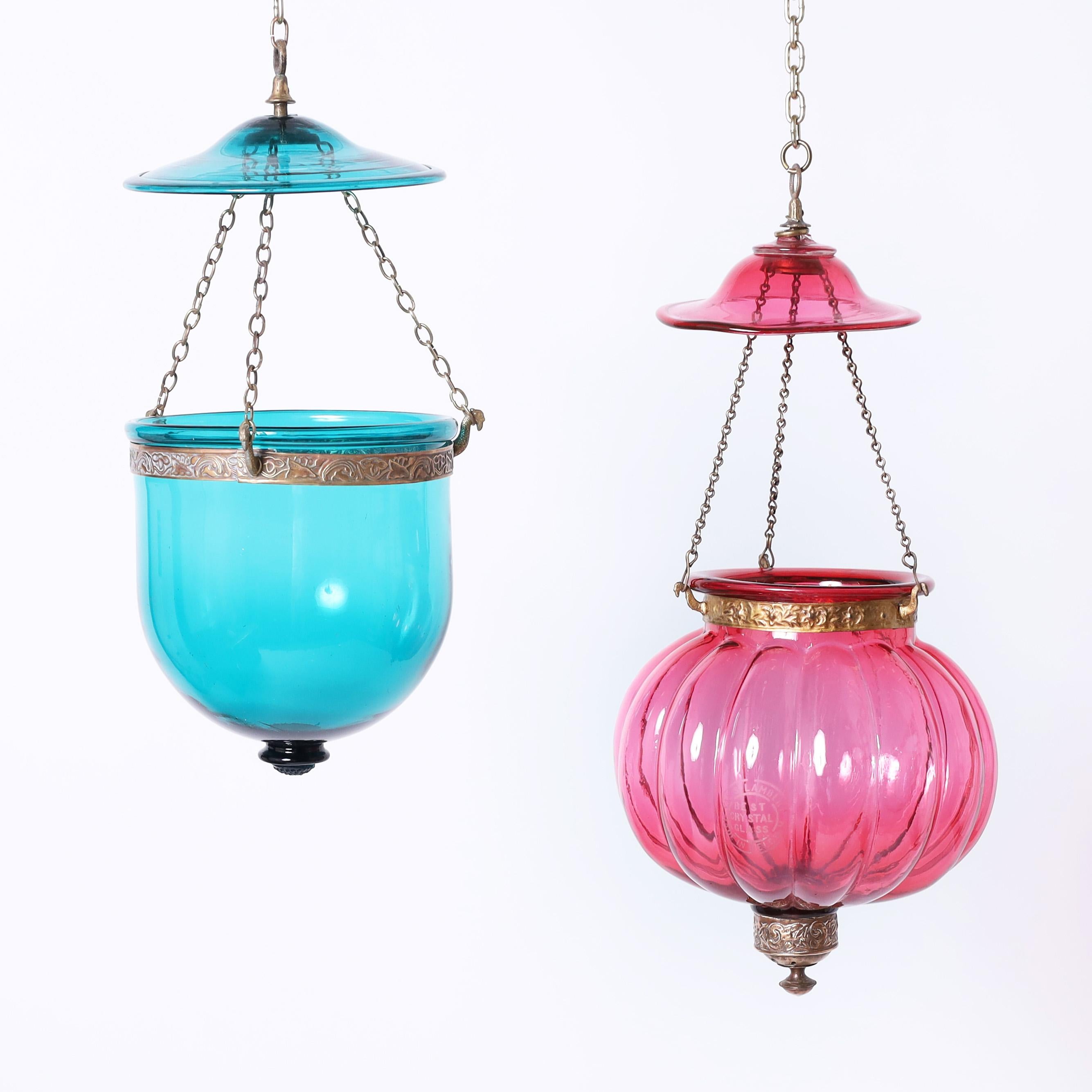 Auffälliges Duo von Rauchglockenleuchten aus kontinentalem Glas im Kolonialstil, mundgeblasen in verführerischen Farben, in klassischer Form mit gehämmerten Messingbeschlägen, mit Kerzenkraft wie ursprünglich entworfen. Die rosafarbene Halterung ist