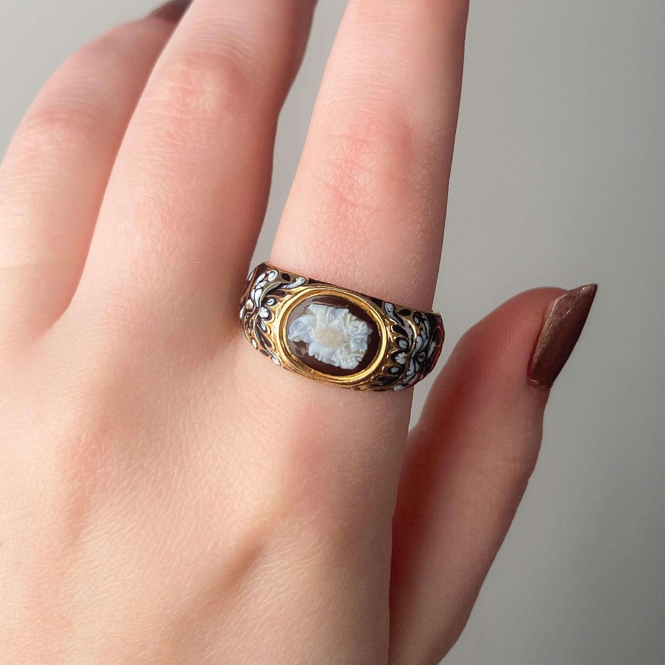Women's Antique Gryllos Cameo Ring of 18k Gold For Sale
