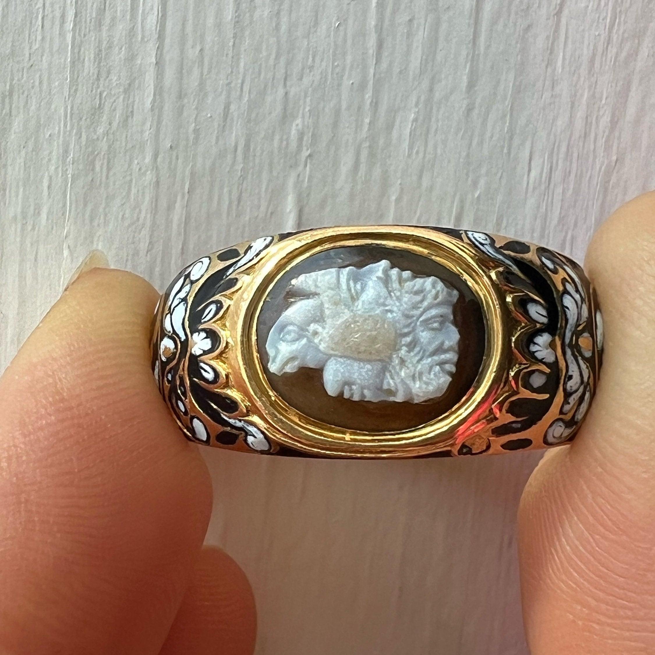 Antique Gryllos Cameo Ring of 18k Gold For Sale 1