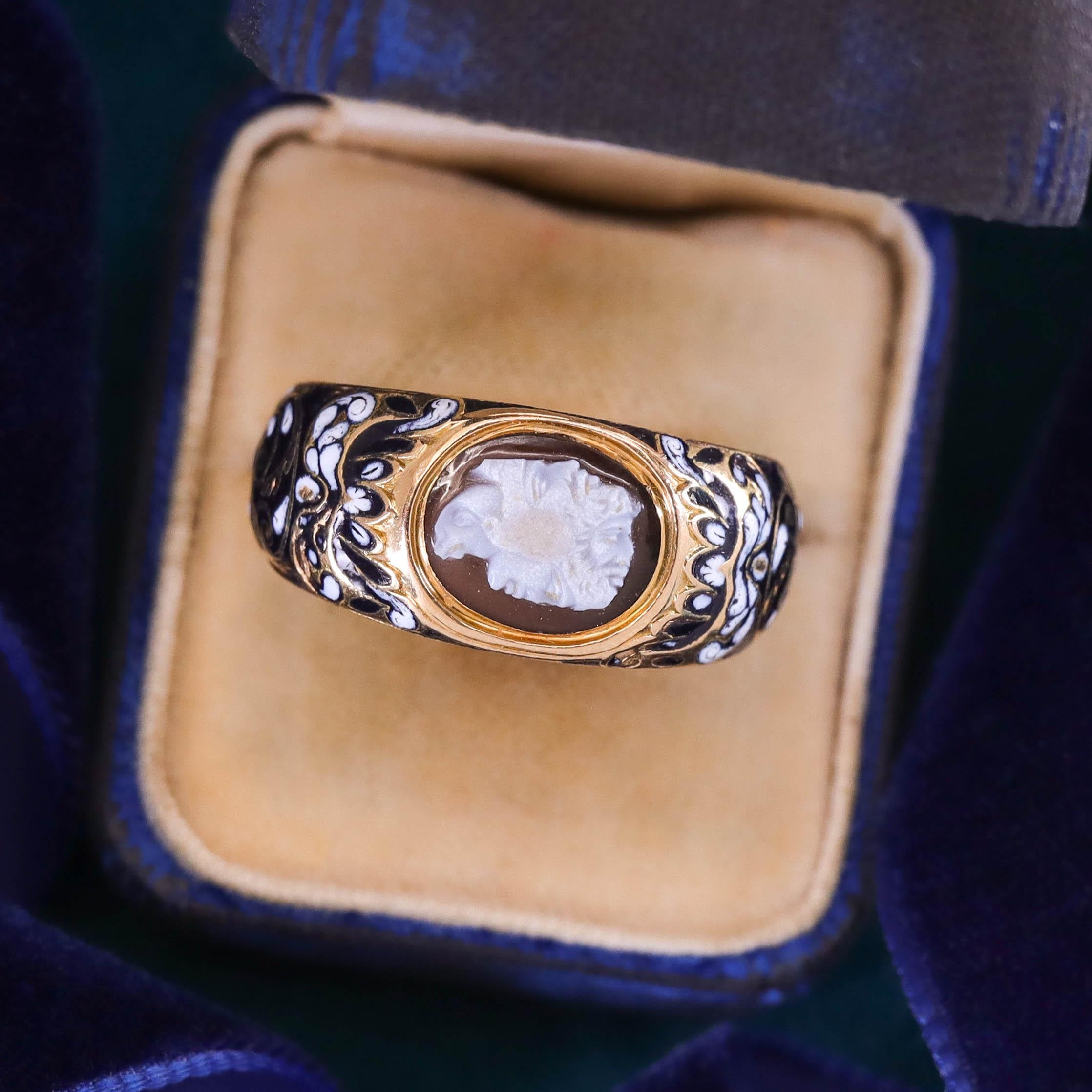 Antique Gryllos Cameo Ring of 18k Gold For Sale 3