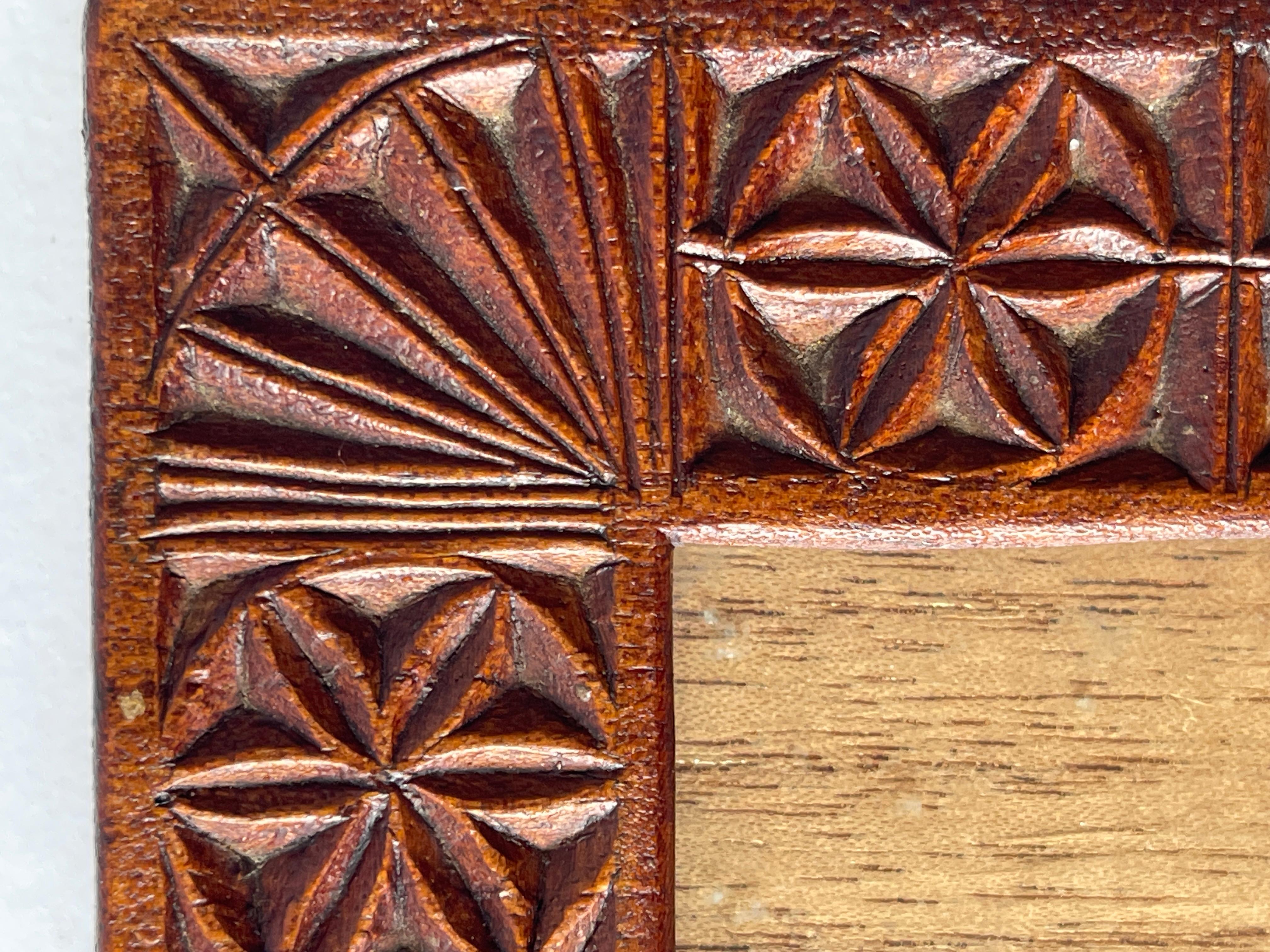 Cadre ancien en bois guatémaltèque rare avec des motifs géométriques traditionnels, qui représentent la Nature à travers le design. Support en bois, avec fil métallique pour suspendre le cadre. Verre absent.  Sculptée à la main dans les hauts