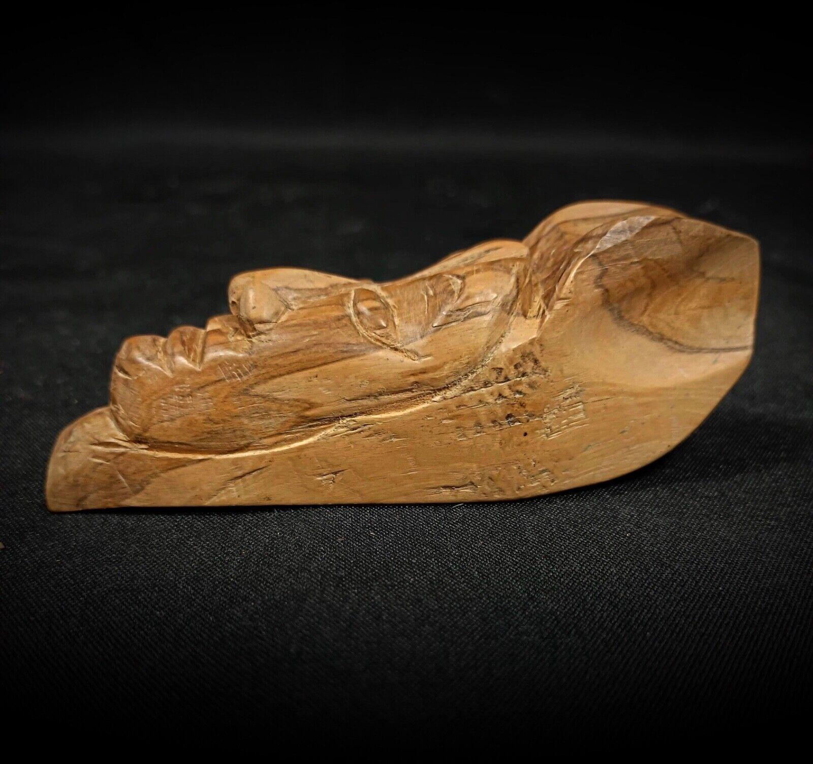 Questa affascinante scultura antica del Guatemala presenta una maschera in legno intagliata a mano, completa di etichetta originale sul retro. La lavorazione artigianale mette in risalto il patrimonio culturale del Guatemala, rendendolo un'aggiunta