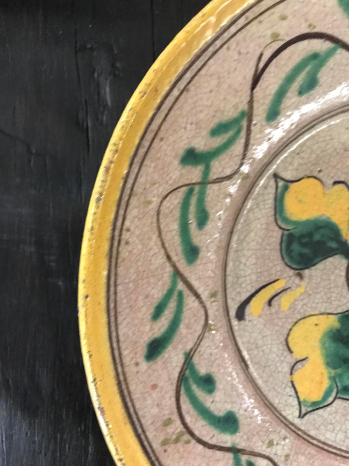 Antique Guatemalan Majolica Ceramic Plate Four Leaves In Good Condition In Los Angeles, CA