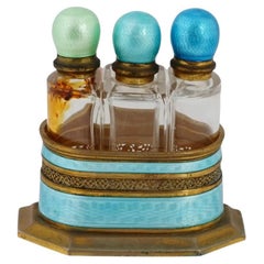 Antikes französisches Parfümflaschen-Set aus Guilloche-Emaille in Babyblau mit Emaille