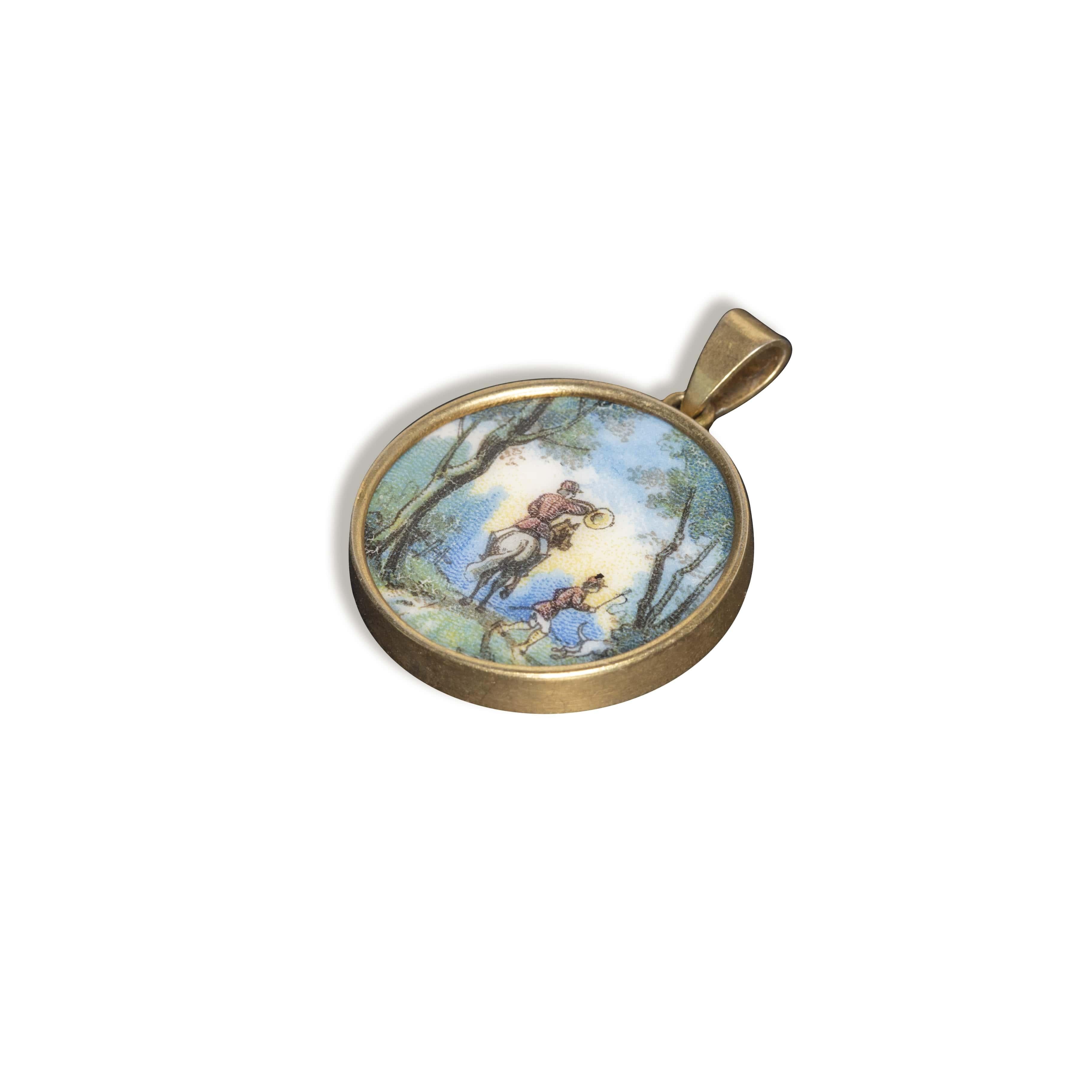 Antique Guilloche Enamel Miniature Painting Pendent, 9 Karat Yellow Gold For Sale 4