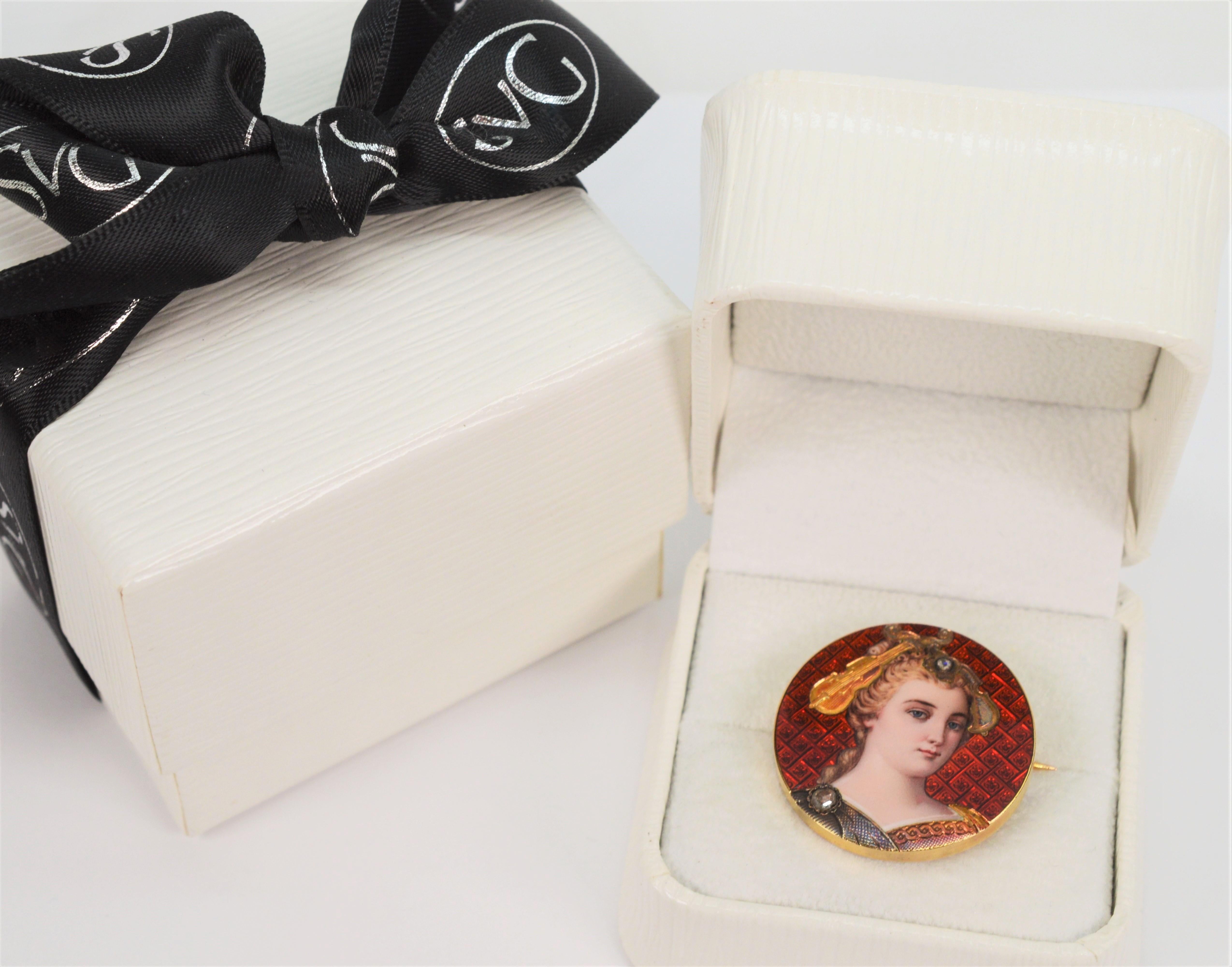Broche portrait ancienne en émail guilloché avec diamants taille rose en vente 3