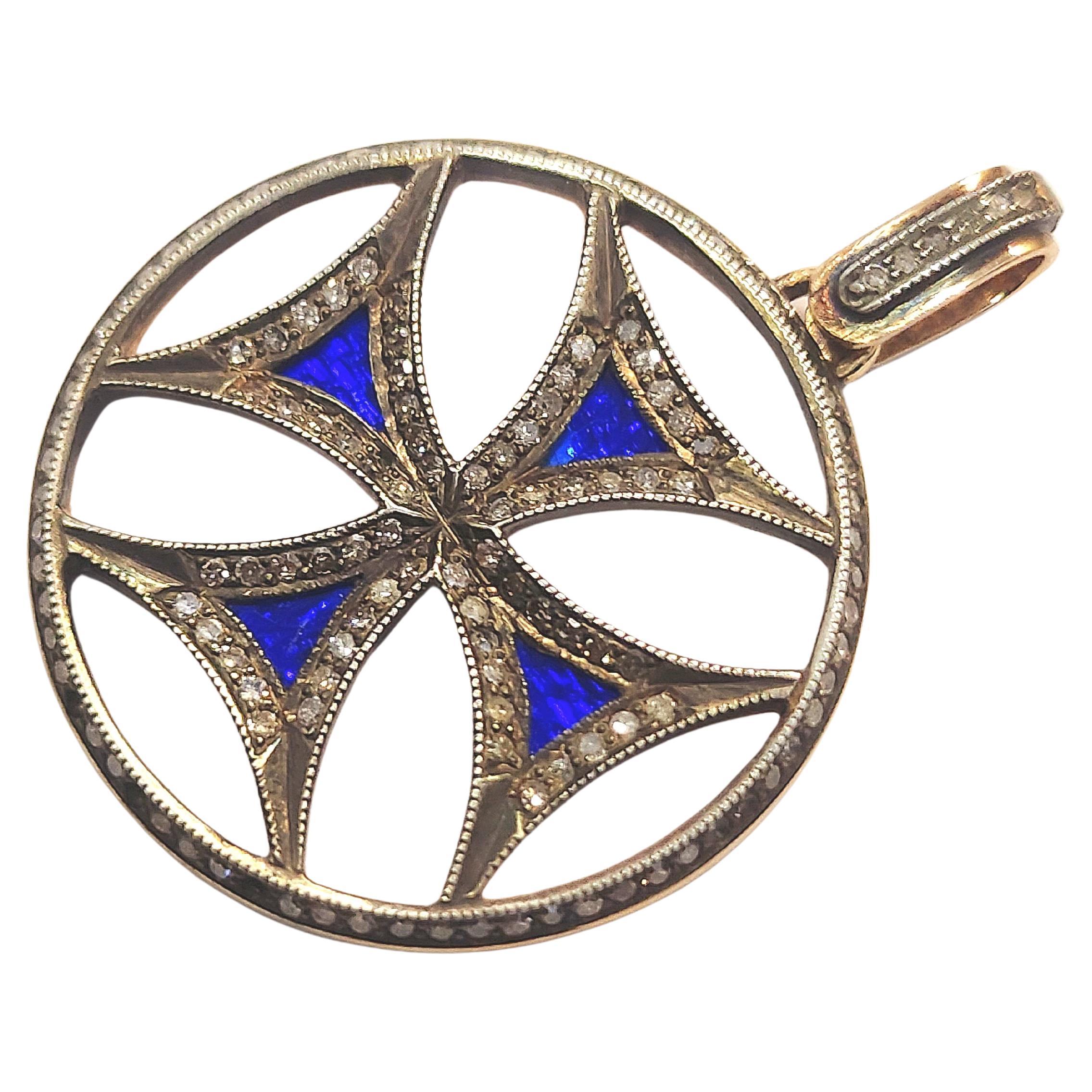 Pendentif croix antique europe début 19e siècle rare décoré d'émail bleu guilloché et de diamants taillés en rose en or surmonté d'une croix en argent longueur 4cm diamètre 3.5 cm 