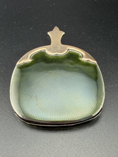 Antico fermaglio da tavolo in argento smaltato guilloché