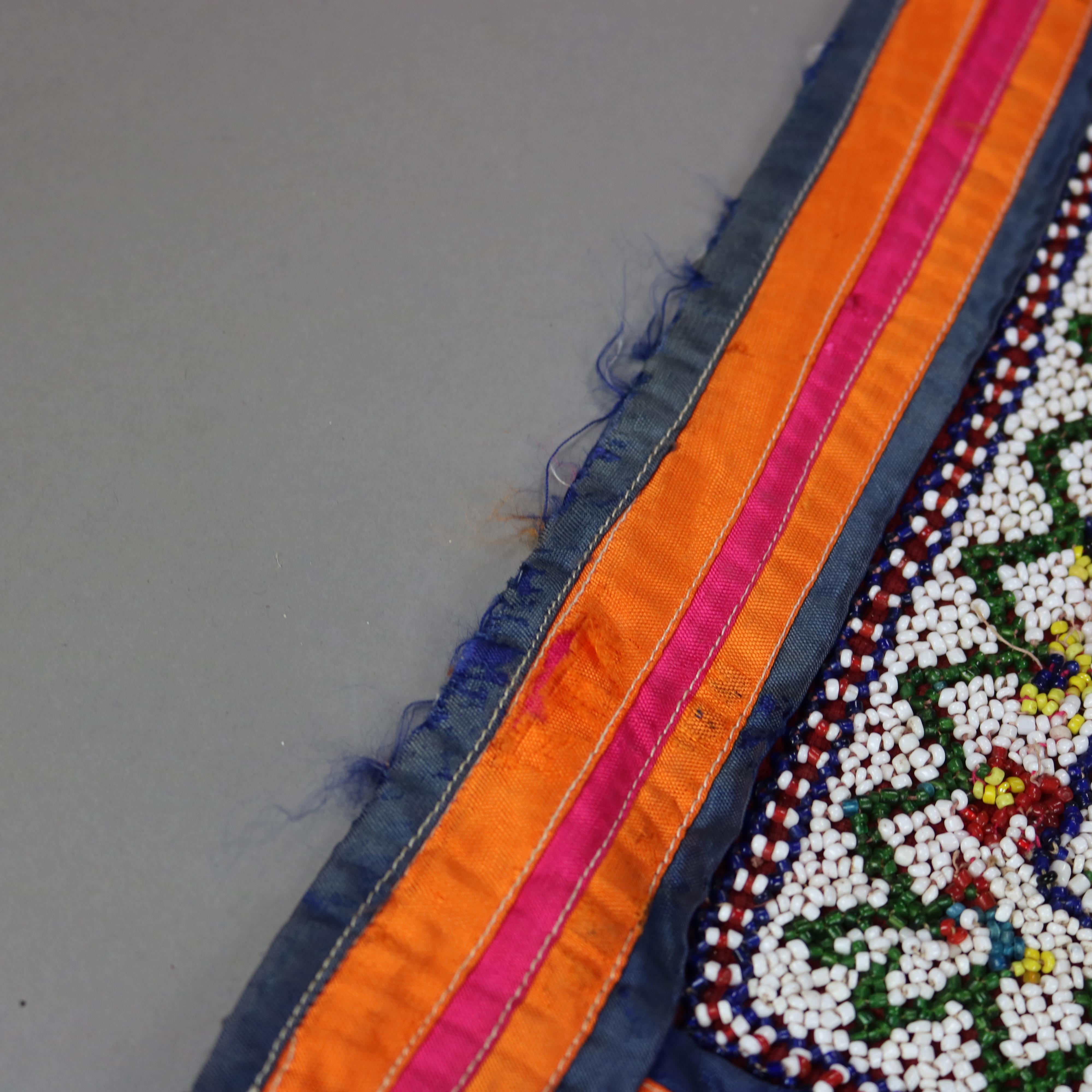 Antiquité Gujarat Saurashta India Panneau perlé et brodé à la main avec divinité c1920 en vente 5