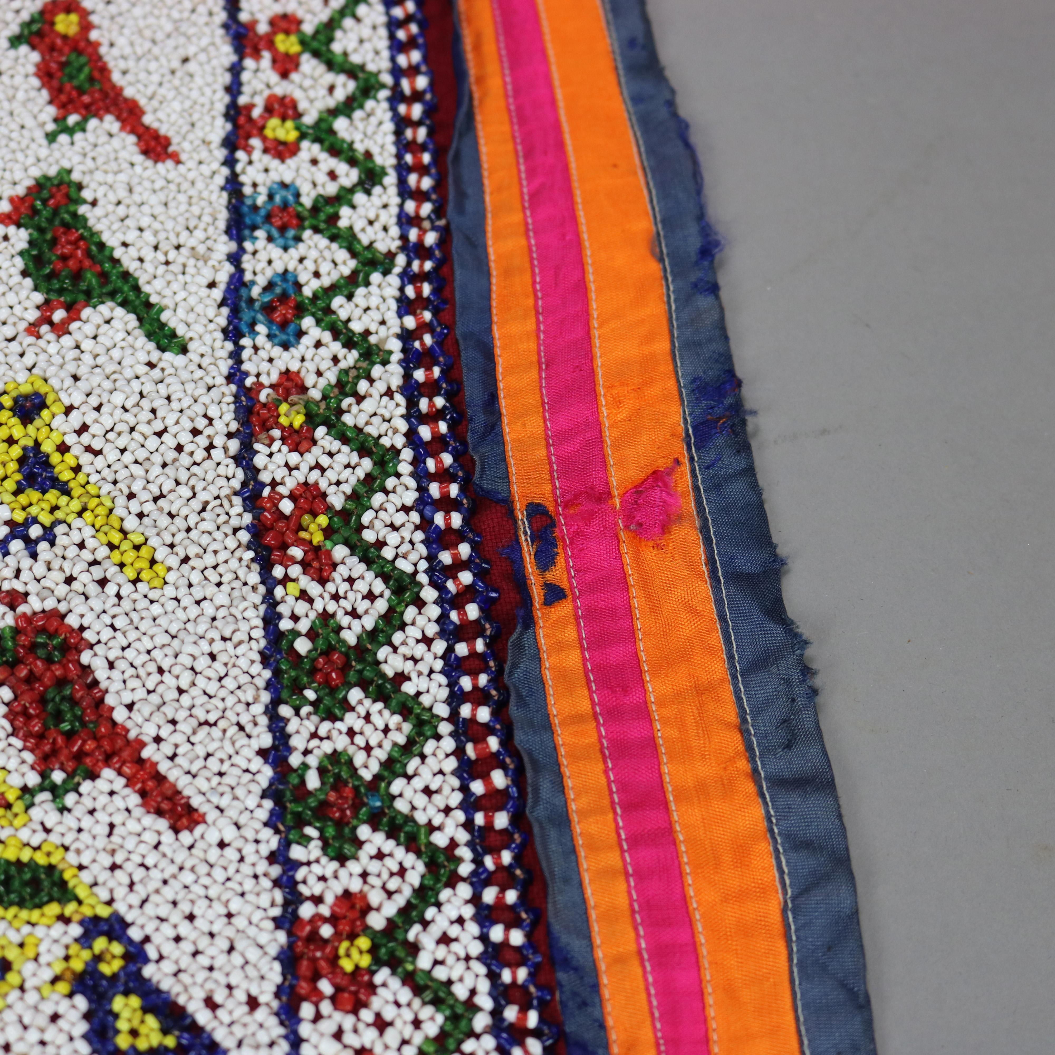Antiquité Gujarat Saurashta India Panneau perlé et brodé à la main avec divinité c1920 en vente 6