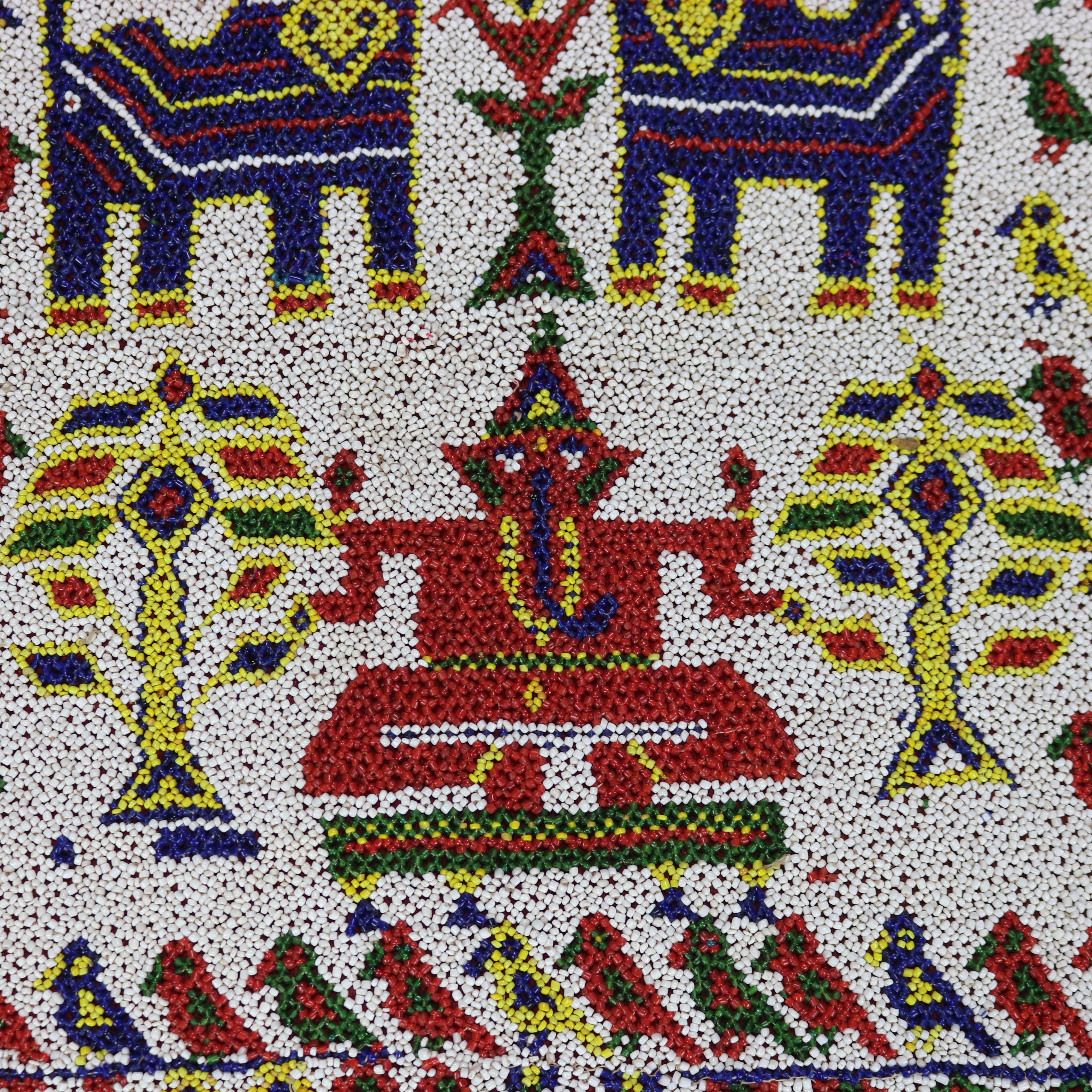Asiatique Antiquité Gujarat Saurashta India Panneau perlé et brodé à la main avec divinité c1920 en vente