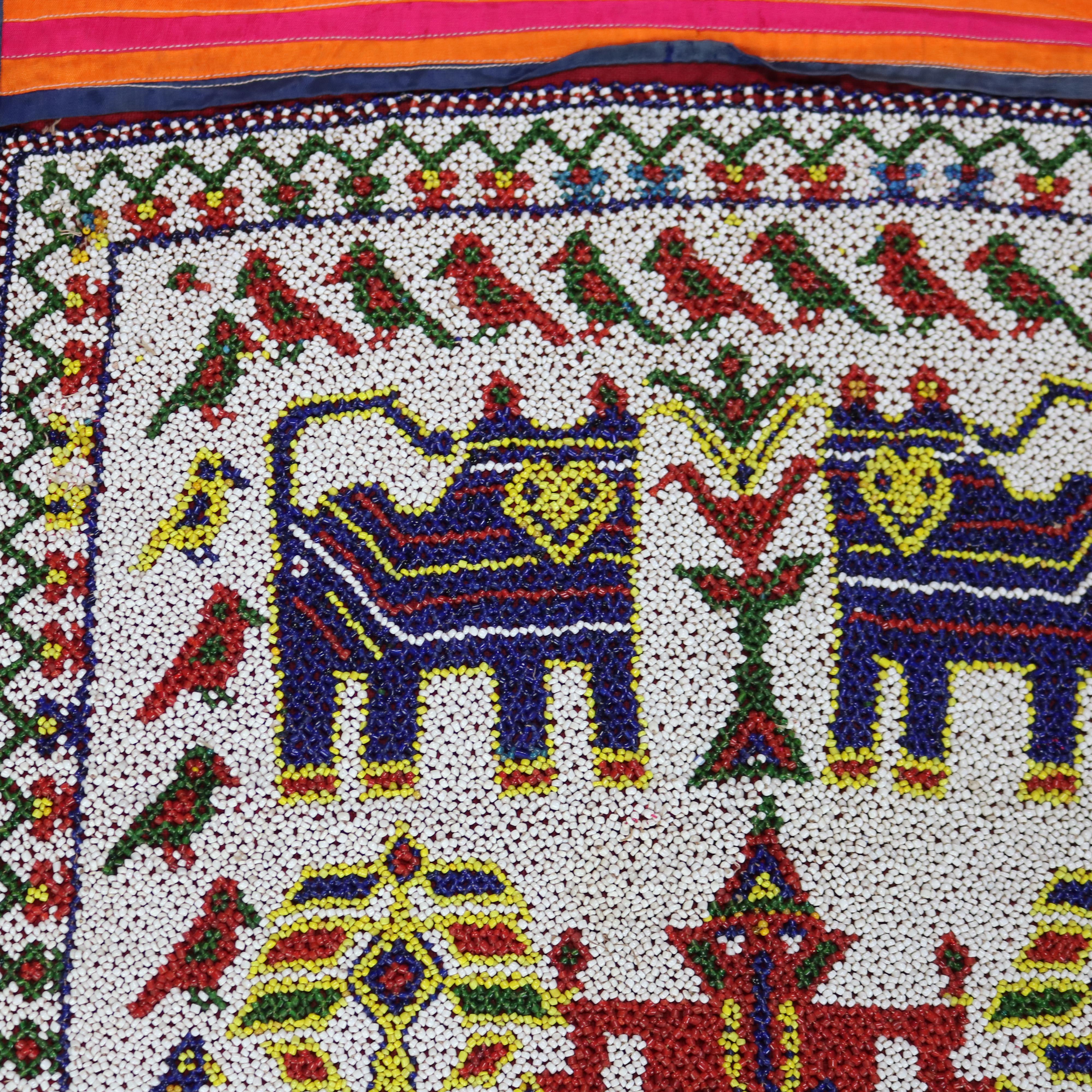 Antiquité Gujarat Saurashta India Panneau perlé et brodé à la main avec divinité c1920 Bon état - En vente à Big Flats, NY