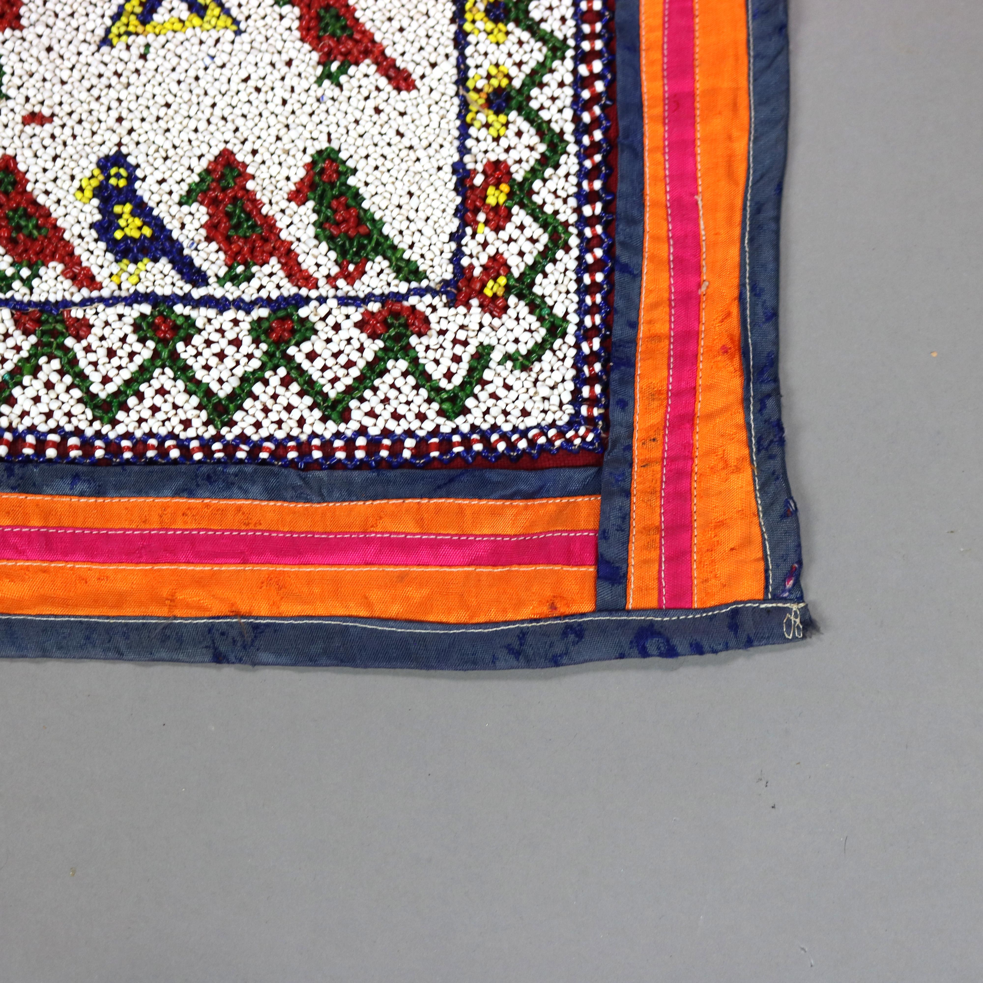 20ième siècle Antiquité Gujarat Saurashta India Panneau perlé et brodé à la main avec divinité c1920 en vente