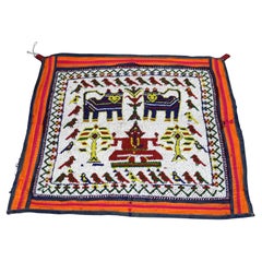 Antiguo panel de cuentas y bordado de Gujarat Saurashta India con deidad c1920