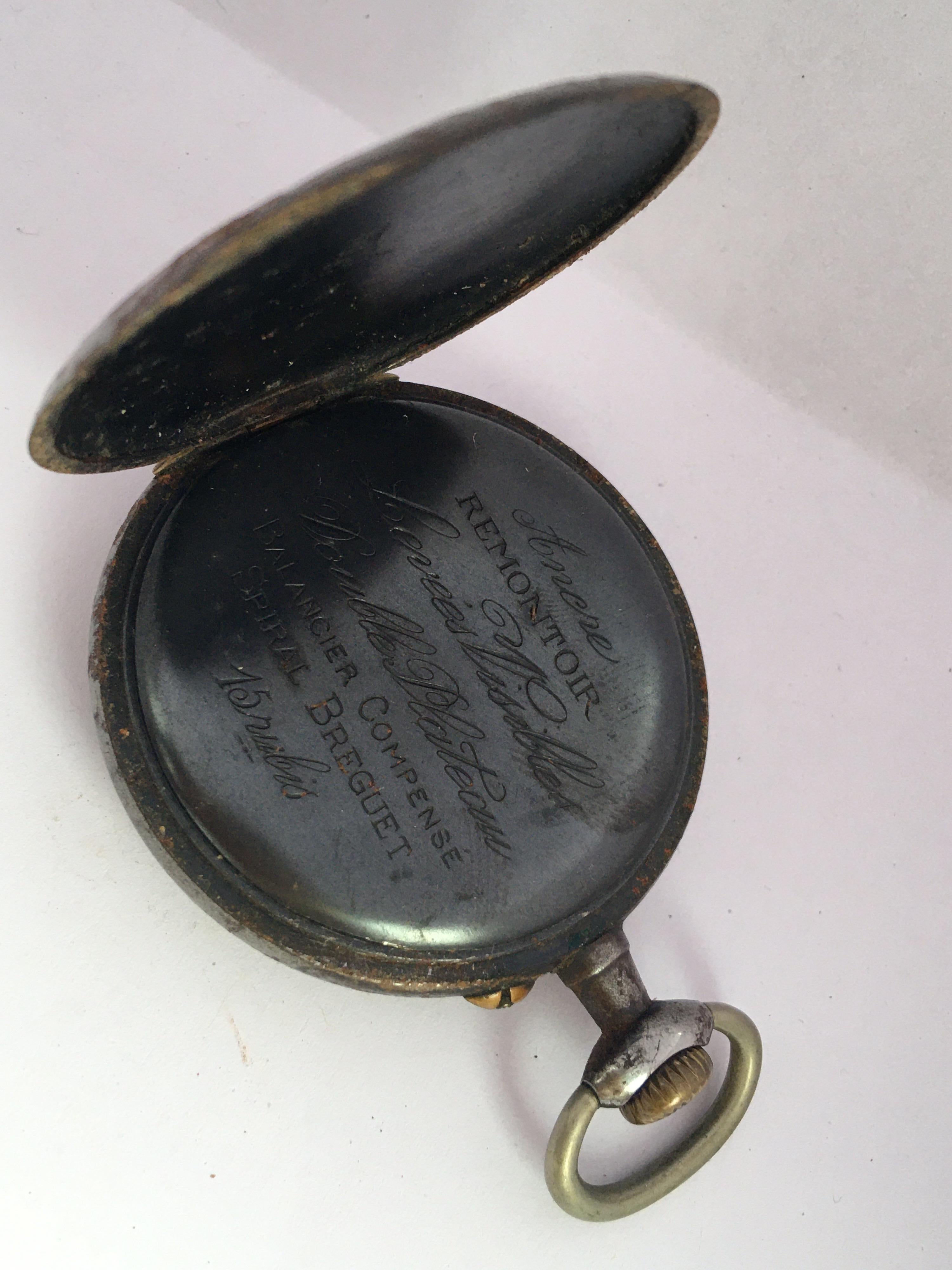 Diese schöne antike 52mm Durchmesser Handaufzug (schlüssellos) Taschenuhr ist in gutem Zustand und es ist gut ticken. Es bleibt eine gute Zeit. Sichtbare Anzeichen von Alterung und Verschleiß mit leichten Spuren und etwas Rost auf dem Uhrengehäuse,