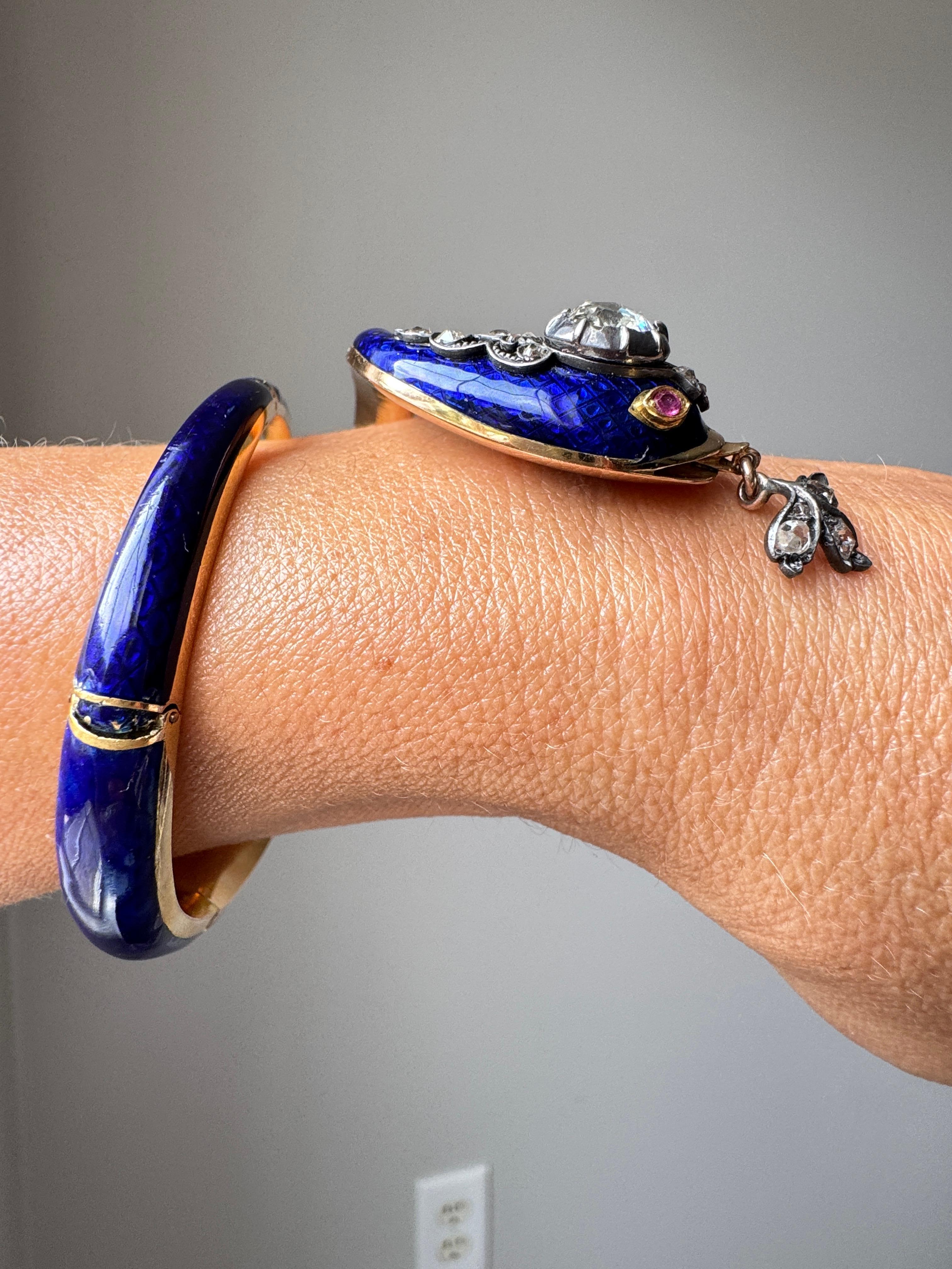 Ce captivant bracelet serpent, fabriqué vers 1840 à Jewell par le célèbre fabricant suédois Gustaf Mollenborg, est plus qu'un simple bijou, c'est un rare symbole d'amour éternel.

Enroulé avec élégance autour du poignet, le serpent est réalisé en or