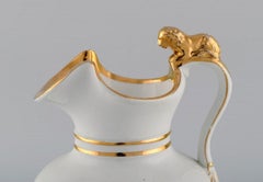 Antigua jarra de chocolate Gustafsberg de porcelana con un león en el asa