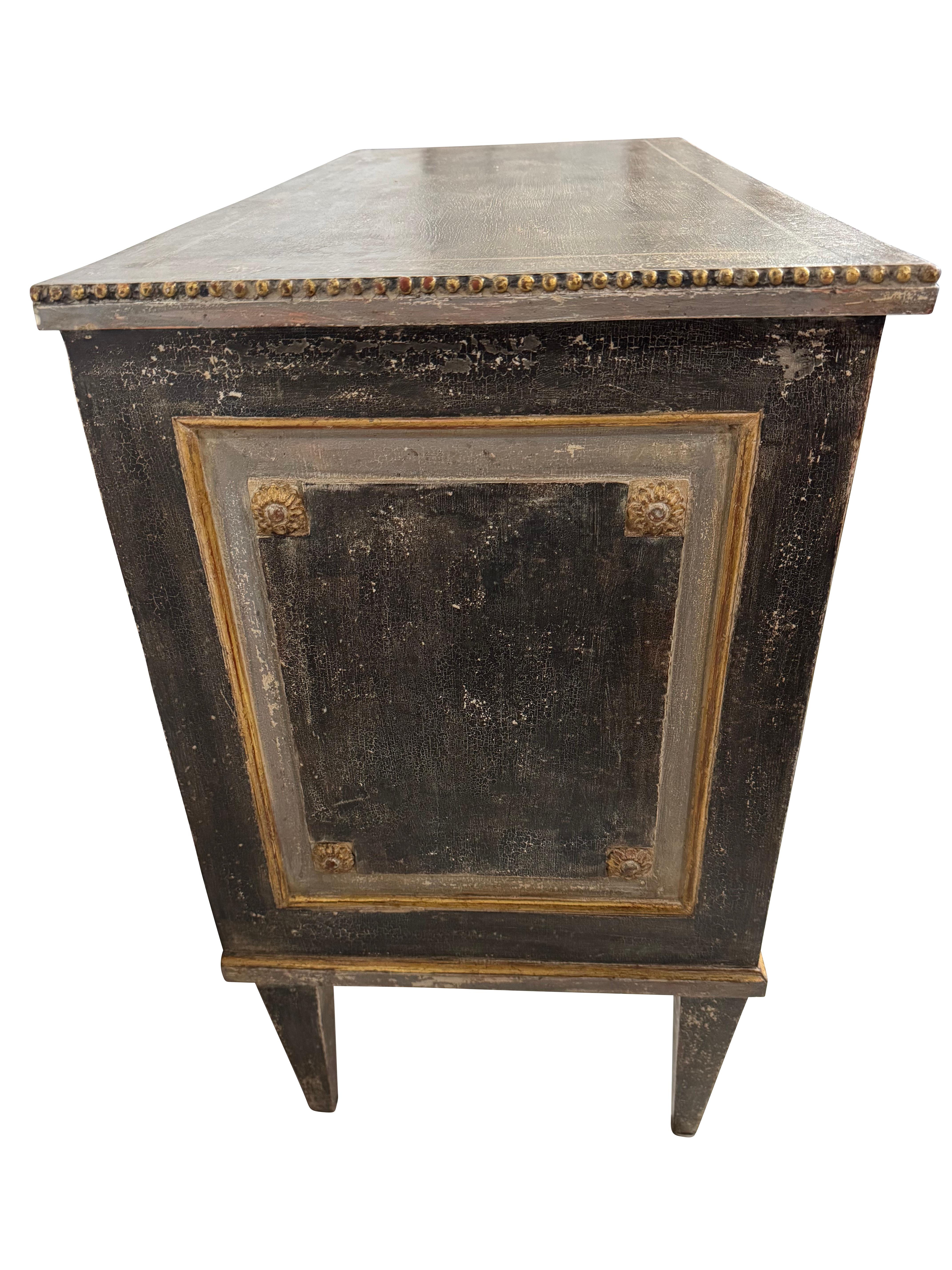 Antico cassettone in stile Gustation intagliato a mano e dipinto in grigio/verde in vendita 4