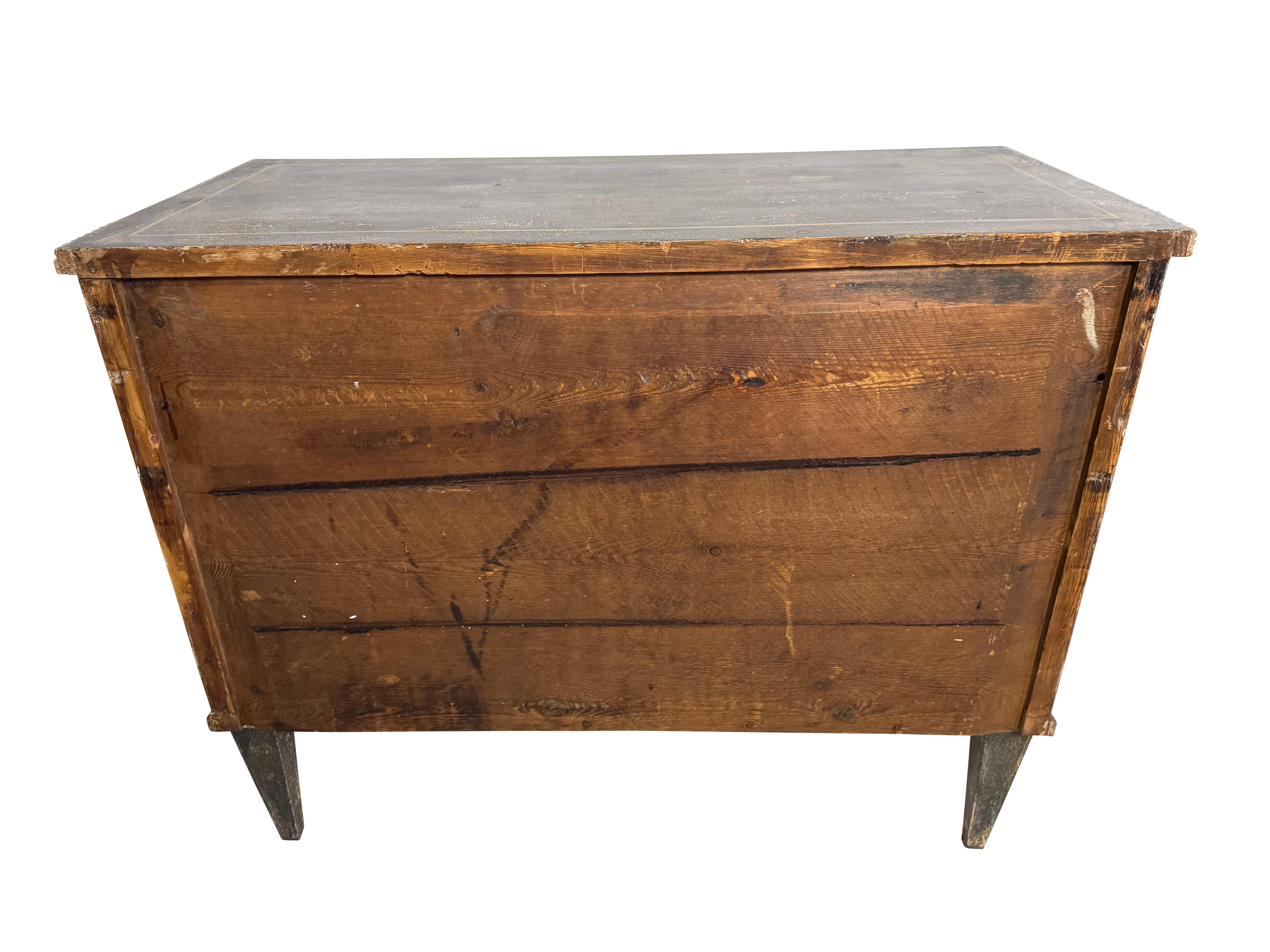 Antico cassettone in stile Gustation intagliato a mano e dipinto in grigio/verde in vendita 9