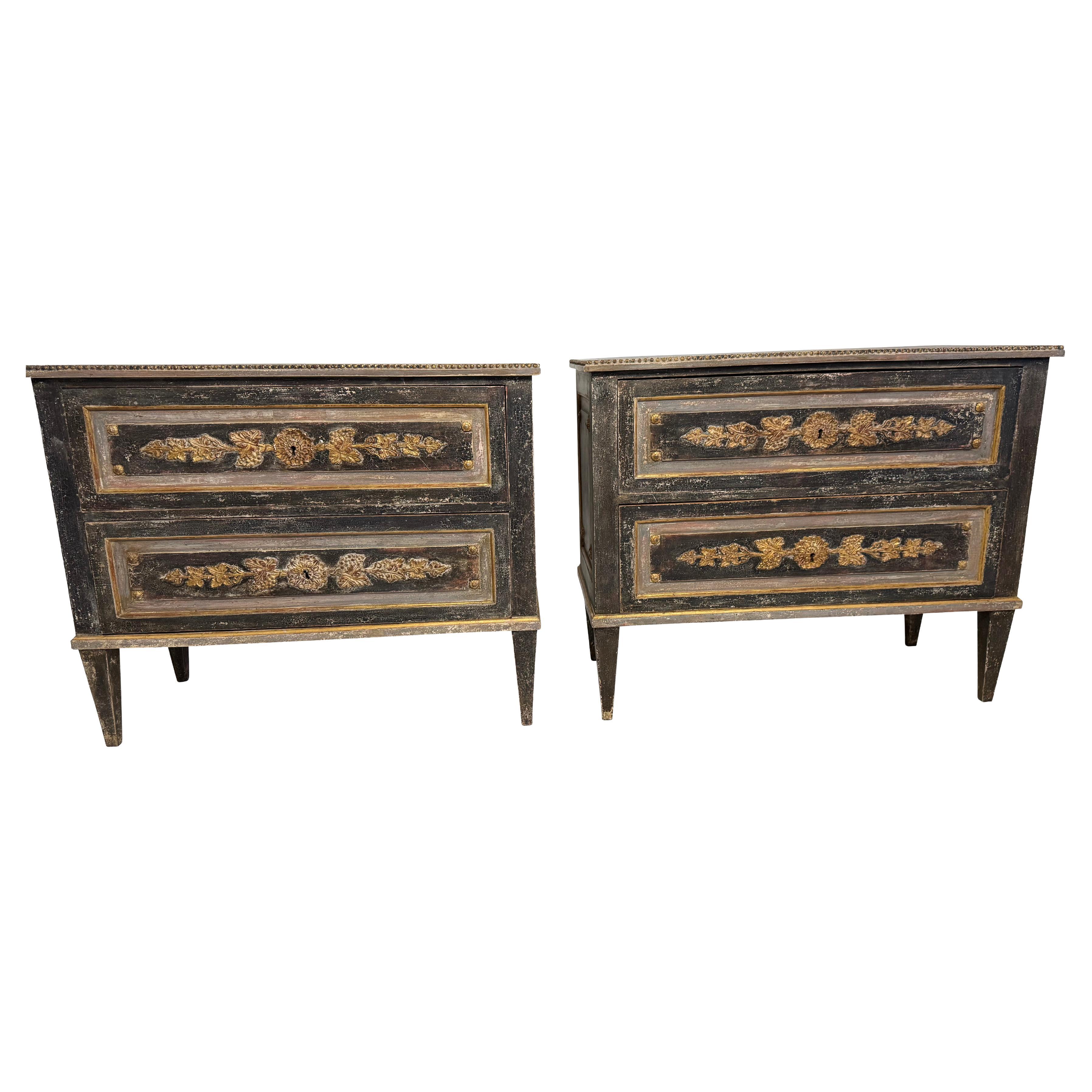 Cassapanca antica in stile gustaviano intagliata e dipinta a mano in un bel colore grigio e verde tenue con accenti dorati ossidati.   Le cassapanche hanno un'altezza ridotta perfetta per essere utilizzate come comodini o come pezzi d'accento in un