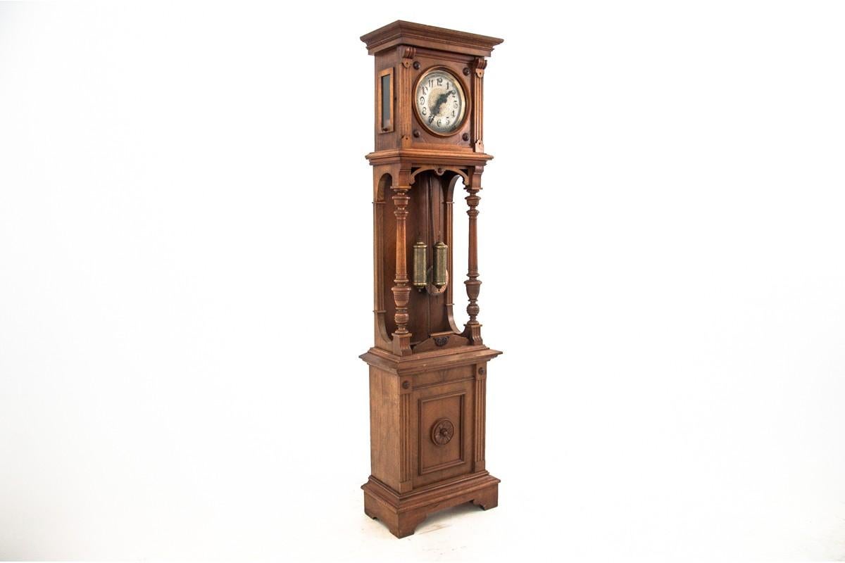 An antique clock by Gustav Becker from the end of the 19th century.

Dimensions: height 213 cm / width 58 cm / depth 31 cm.