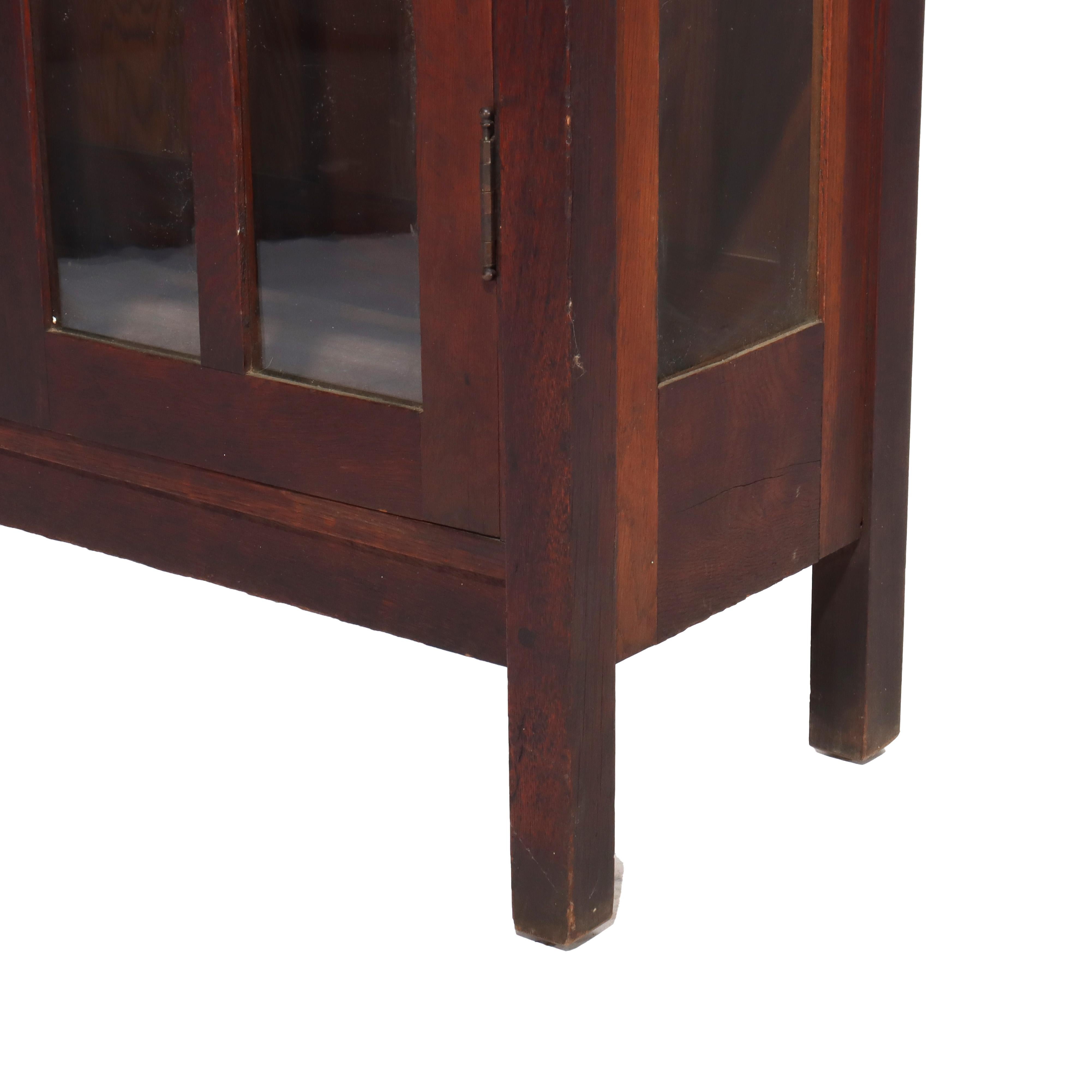 Antico Gustav Stickley attr. Libreria a due ante in Oak Arts & Crafts C1910 In condizioni buone in vendita a Big Flats, NY