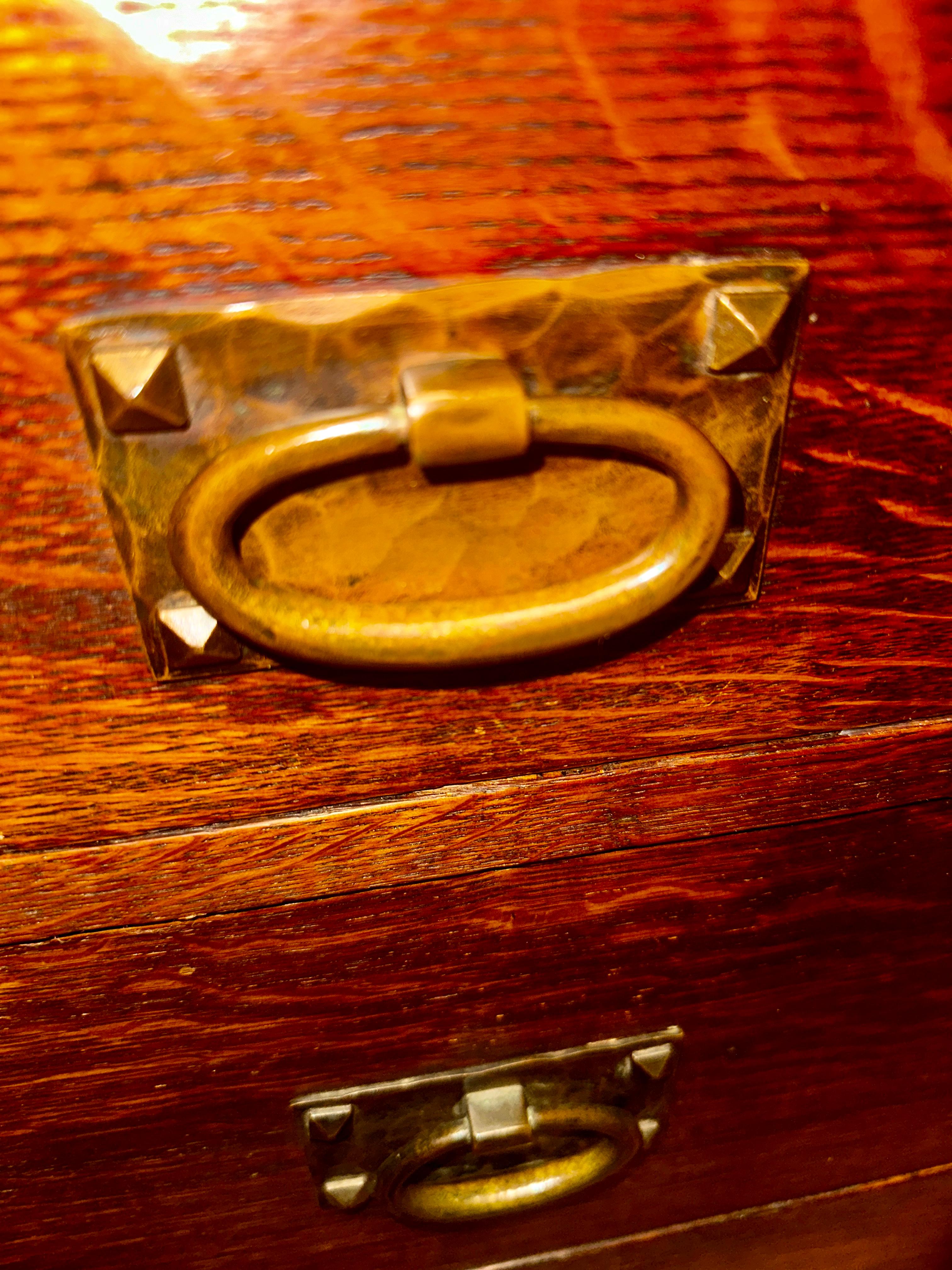 Antigua cómoda GUSTAV STICKLEY de 1916.  ¡Firmado! - W7960   REBAJAS 20 Latón en venta