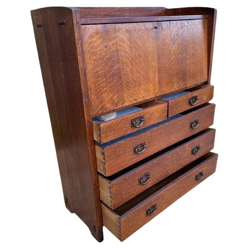 Si tratta di un'antica scrivania a ribalta di Gustav Stickley dei primi anni del 1900 in buone condizioni, con un'ottima selezione di quercia segata a quarto. Questa scrivania è dotata di una struttura a doppio tenone (come nell'immagine) sulla