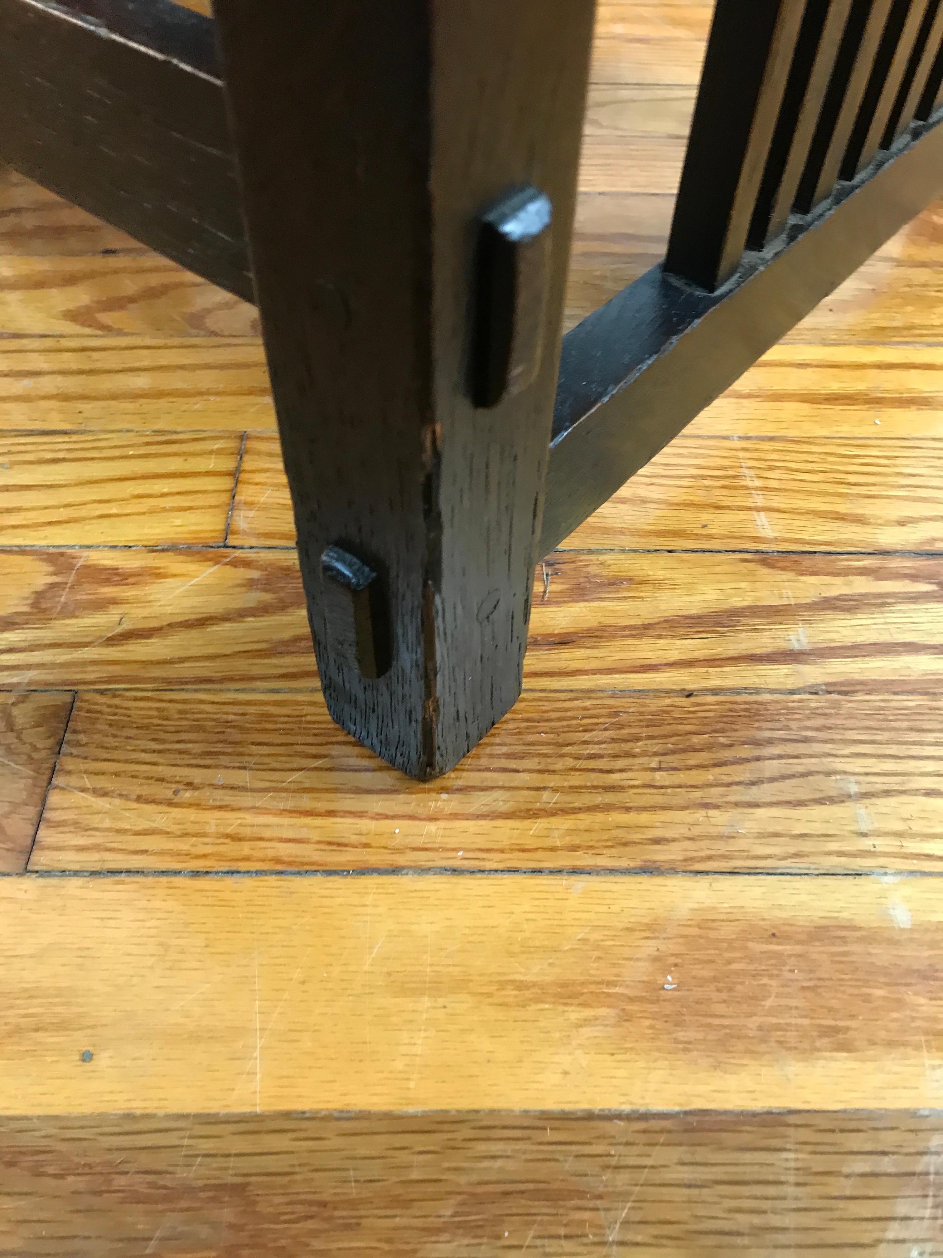 ANTIGUO  bonito  GUSTAV STICKLEY  Reposapiés con husillos  W7573 Artes y manualidades en venta