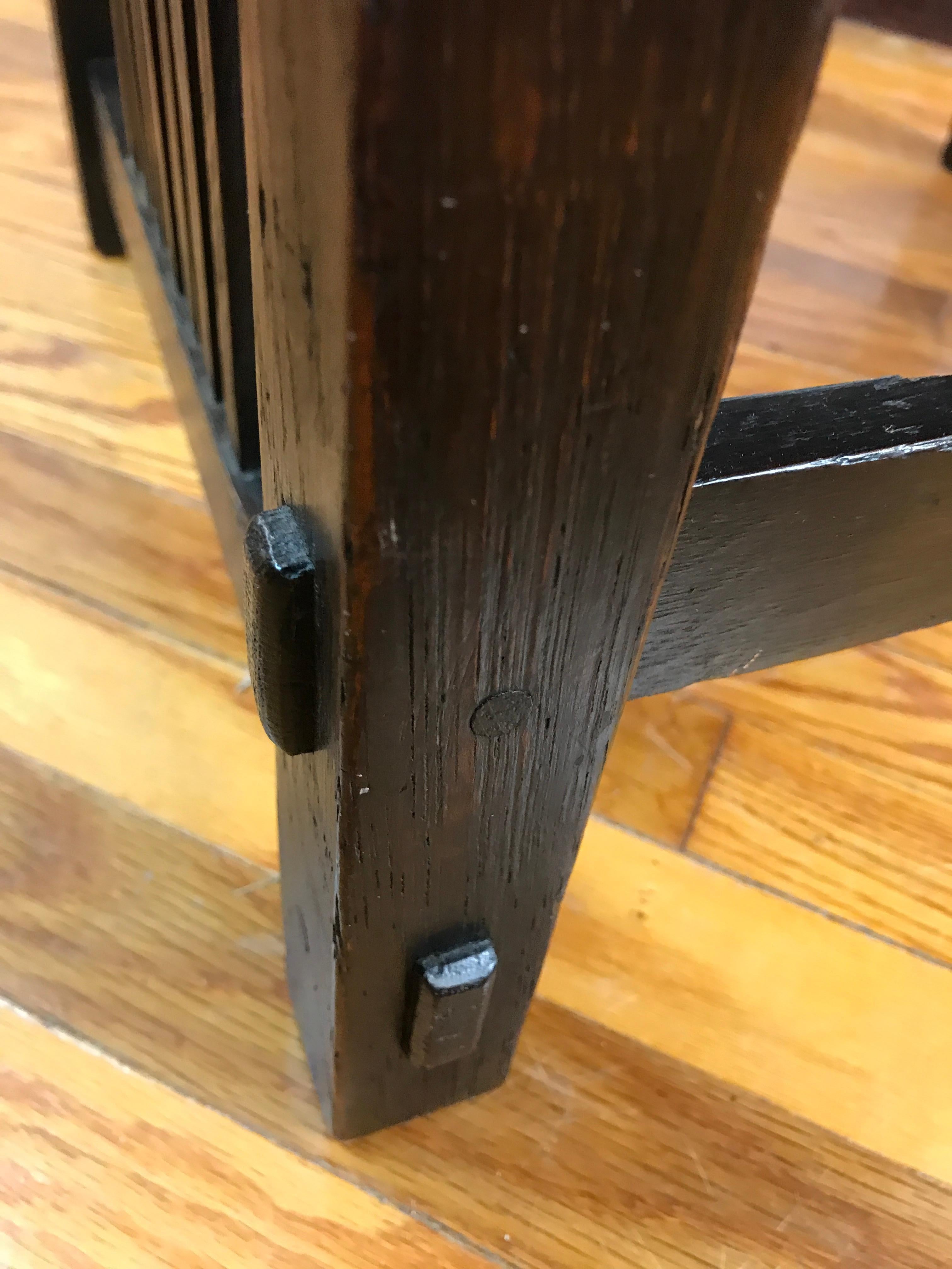 ANTIGUO  bonito  GUSTAV STICKLEY  Reposapiés con husillos  W7573 siglo XX en venta