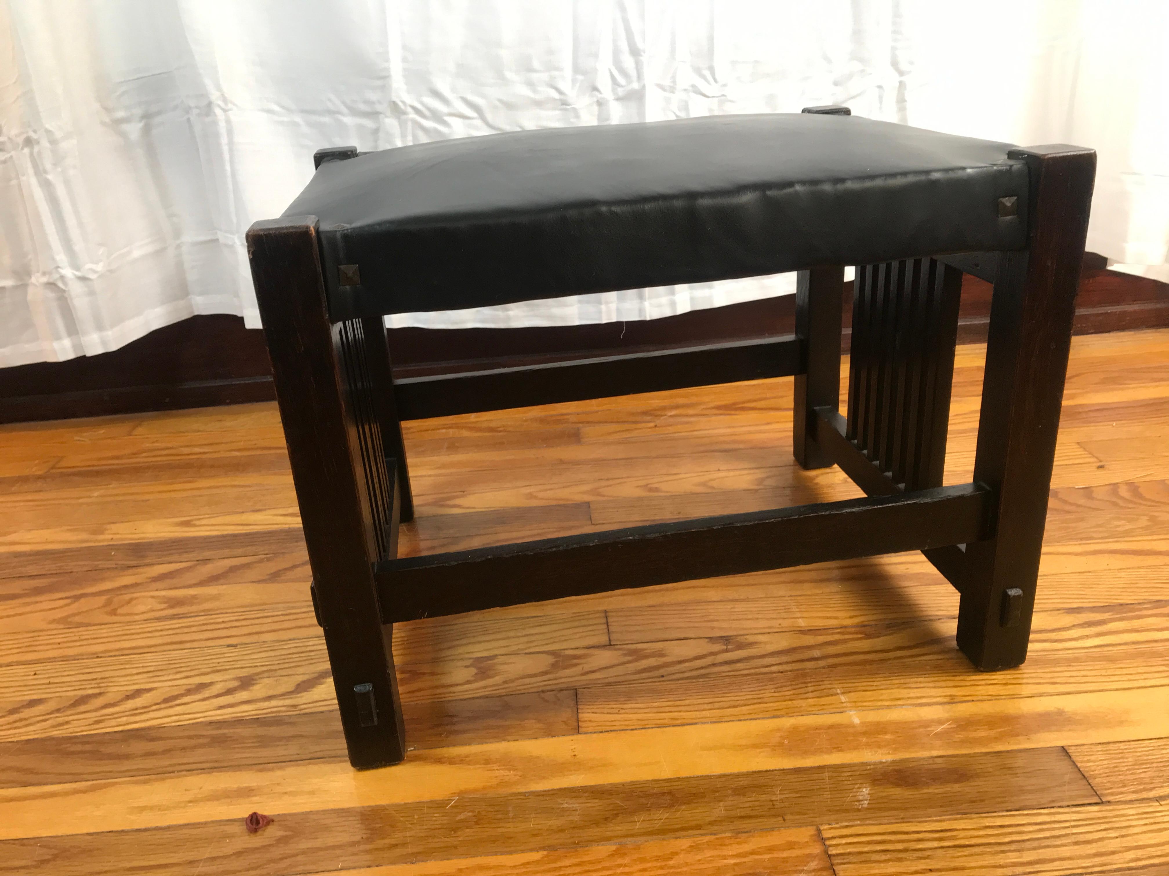 ANTIGUO  bonito  GUSTAV STICKLEY  Reposapiés con husillos  W7573 Cuero en venta