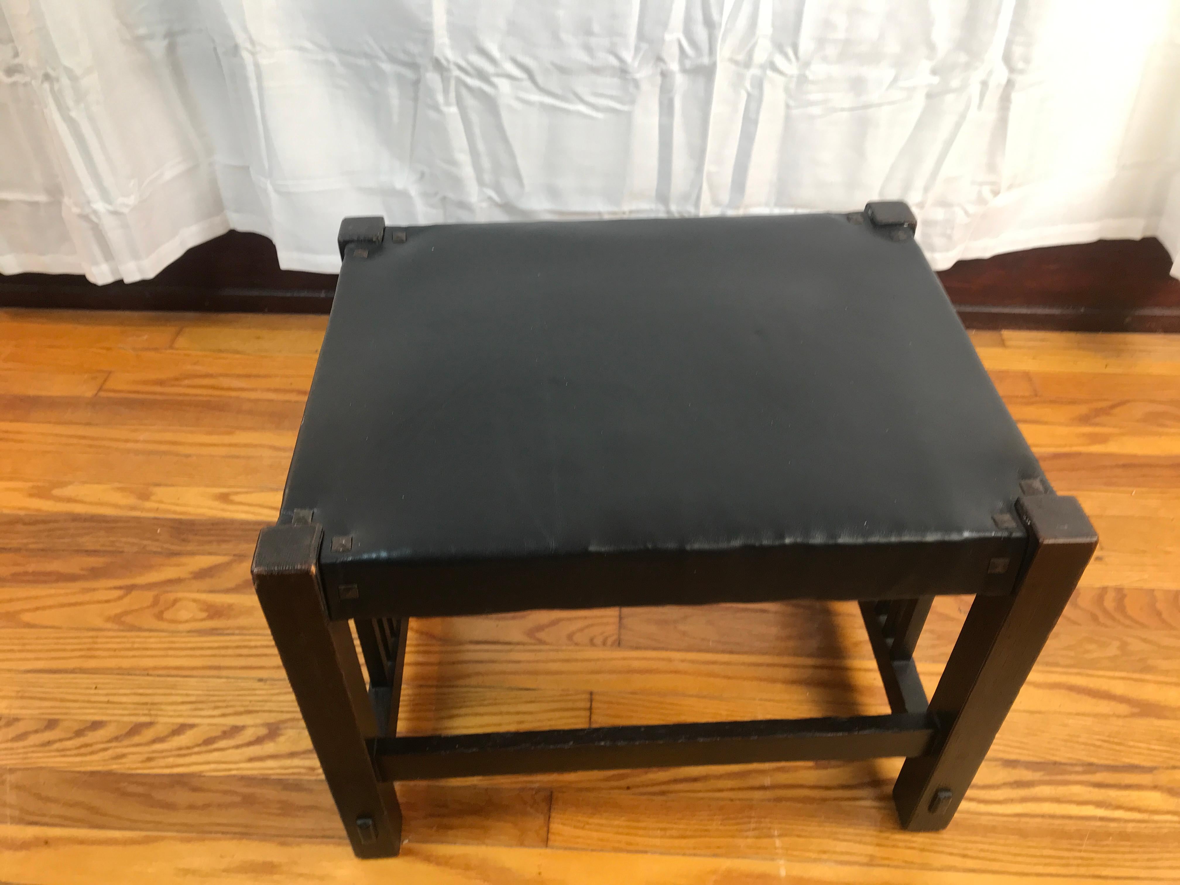 ANTIGUO  bonito  GUSTAV STICKLEY  Reposapiés con husillos  W7573 en venta 1