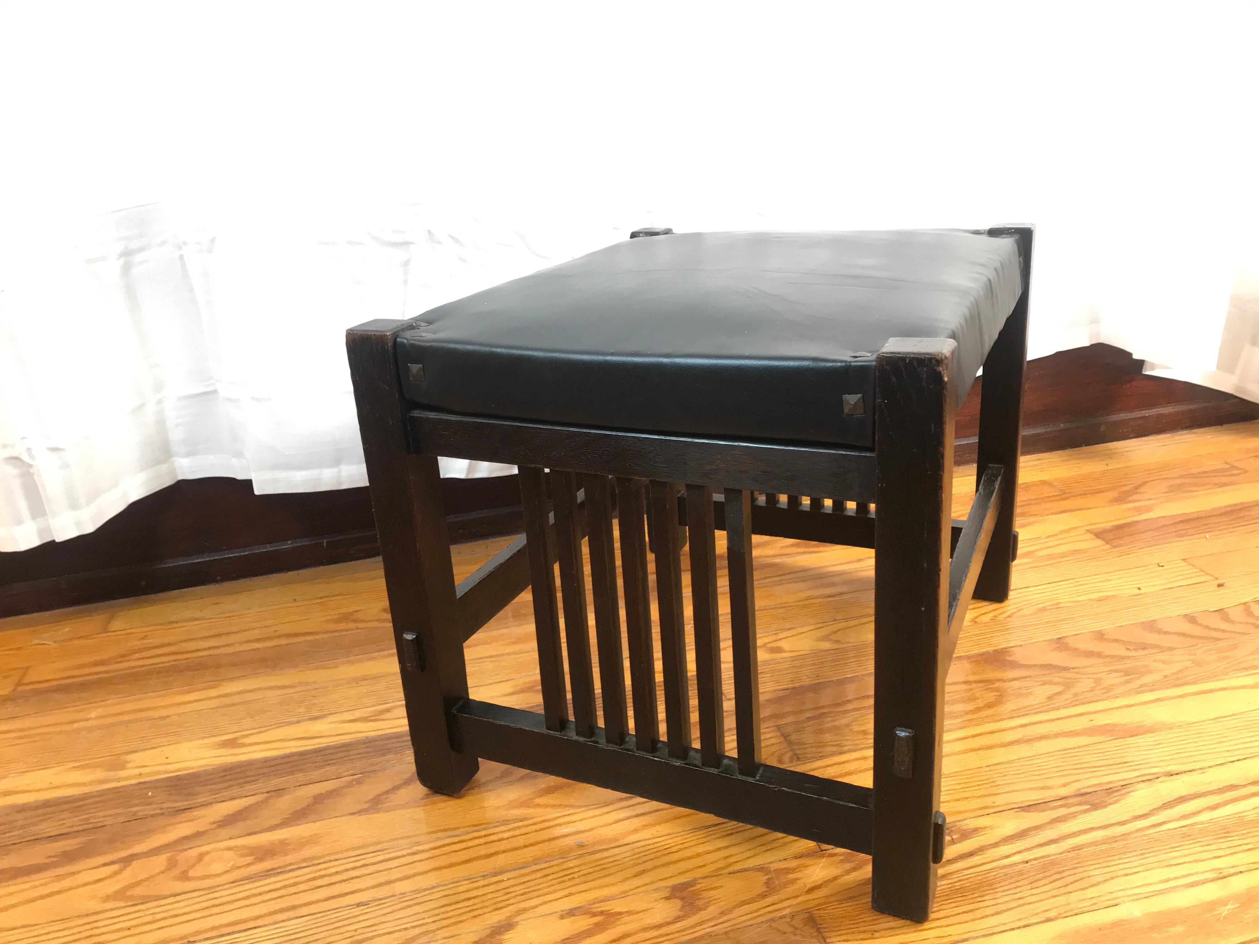ANTIGUO  bonito  GUSTAV STICKLEY  Reposapiés con husillos  W7573 en venta 2