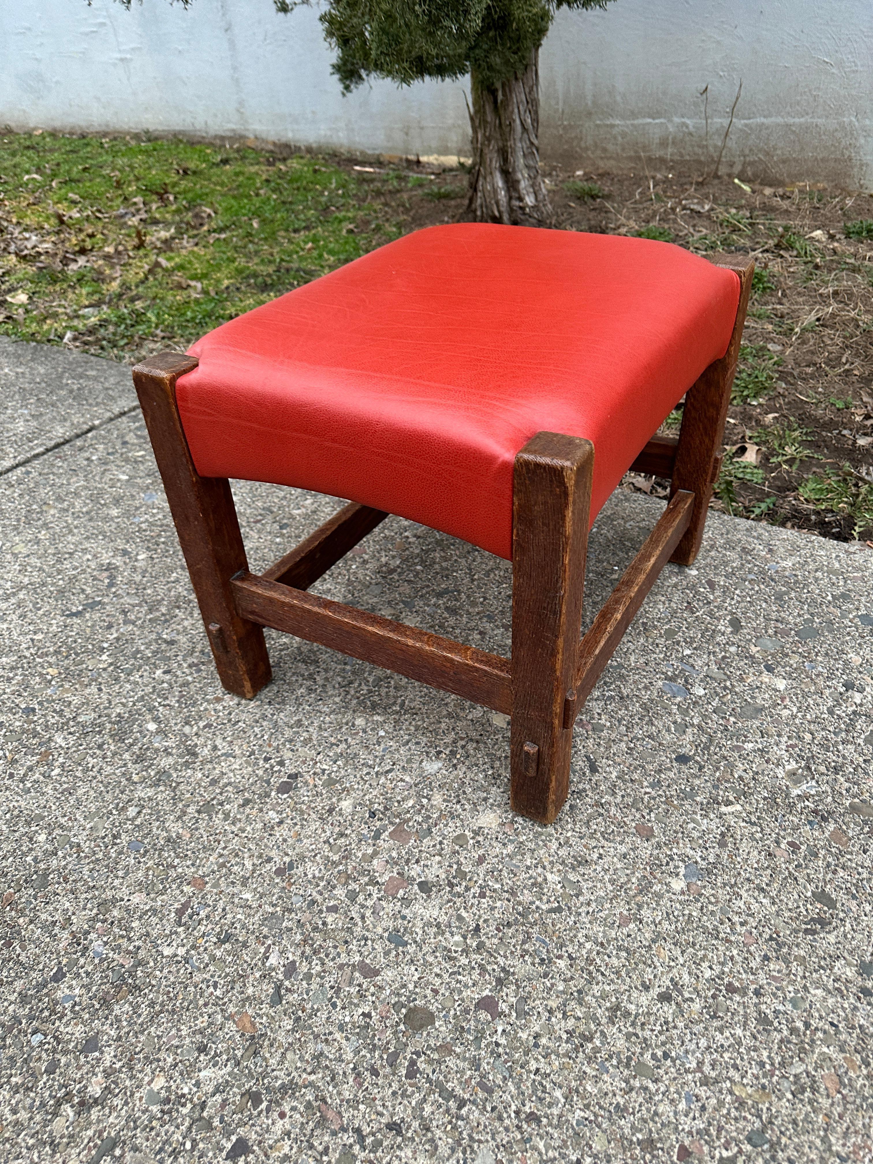 Antique Gustav Stickley MORRIS Chair (#332) and Matching Footstool (#300) w 7559 In Good Condition In Shamokin Dam, PA