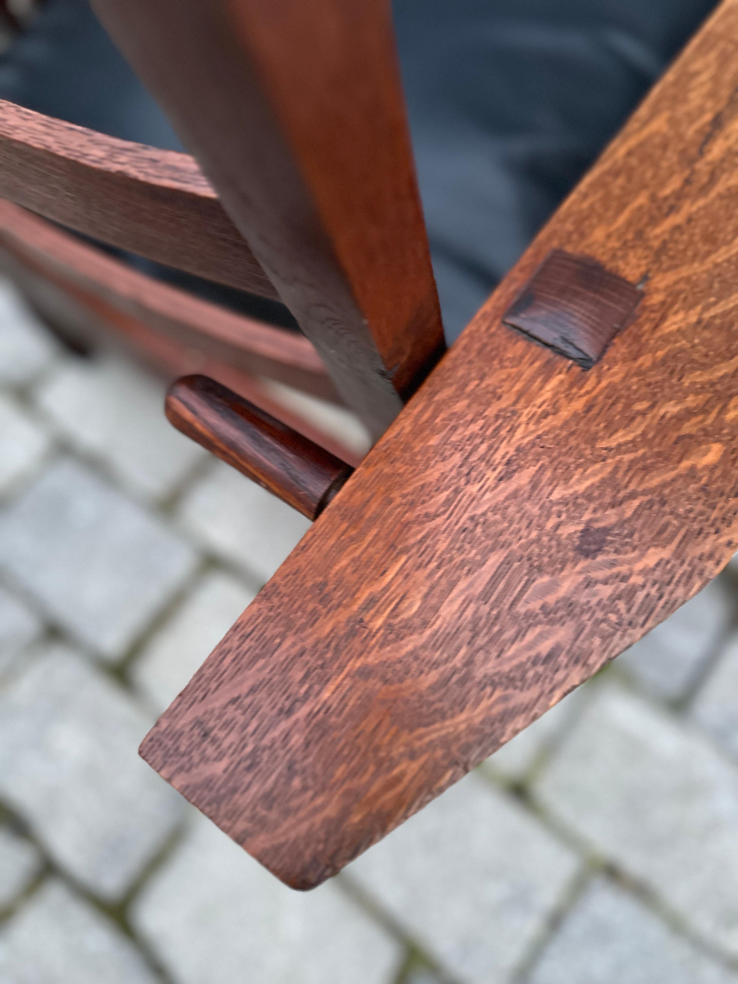 This is an antique Gustav Stickley Spindle Morris Chair in excellent condition.  This chair has been reupholstered with the finest quality hand spun leather. This chair is STURDY & STRONG and ready for use in your home or office.

Gustav Stickley