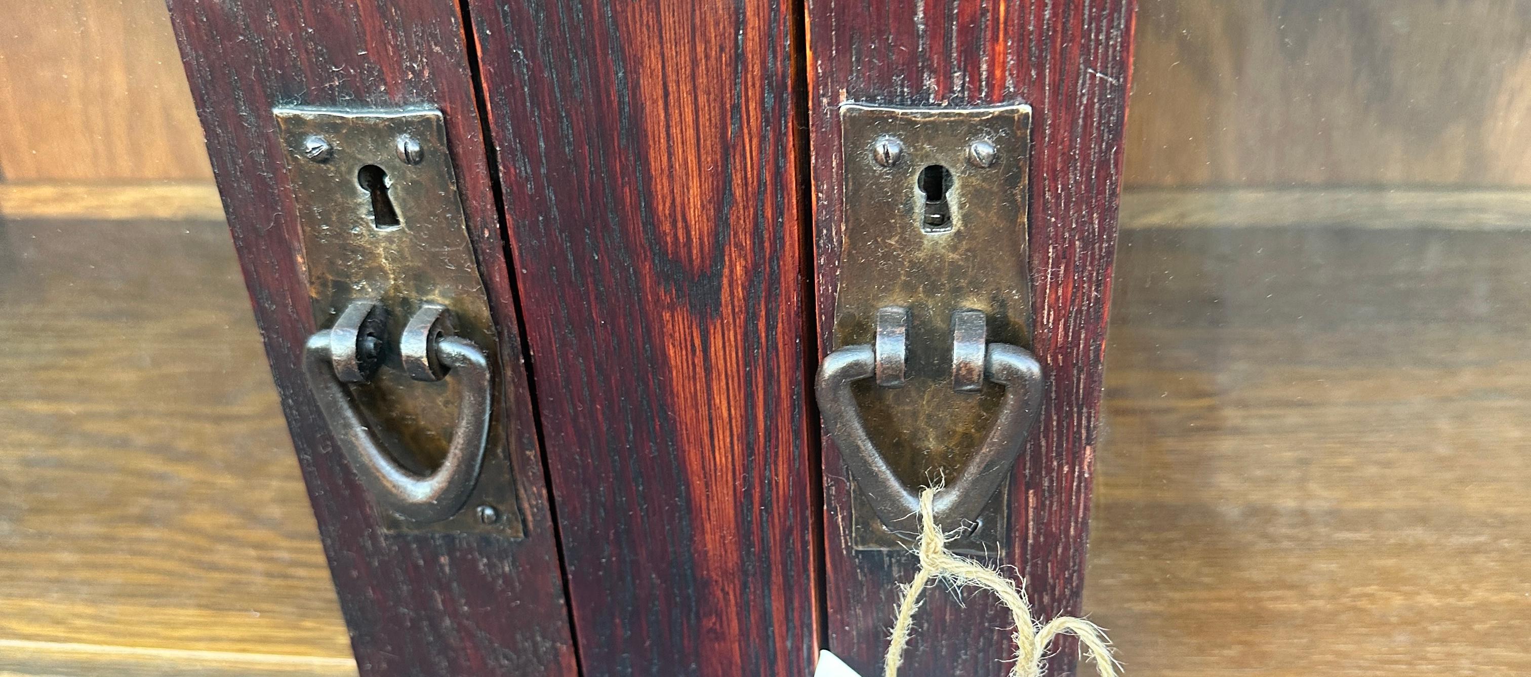 ANTIQUITÉ GUSTAV STICKLEY   Bibliothèque à deux portes modèle 717 - W7984 en vente 3