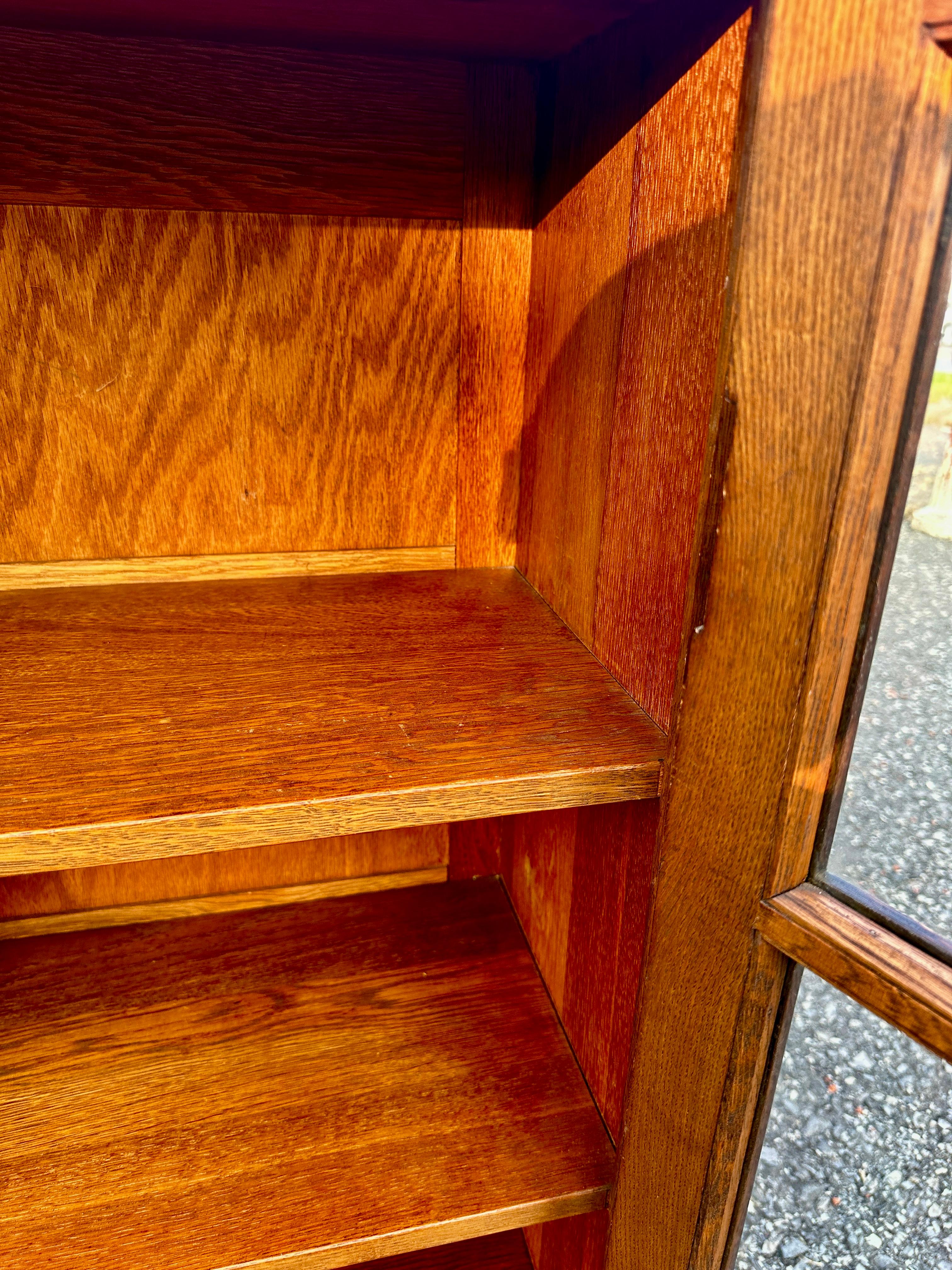 ANTIQUITÉ GUSTAV STICKLEY   Bibliothèque à deux portes modèle 717 - W7984 en vente 4
