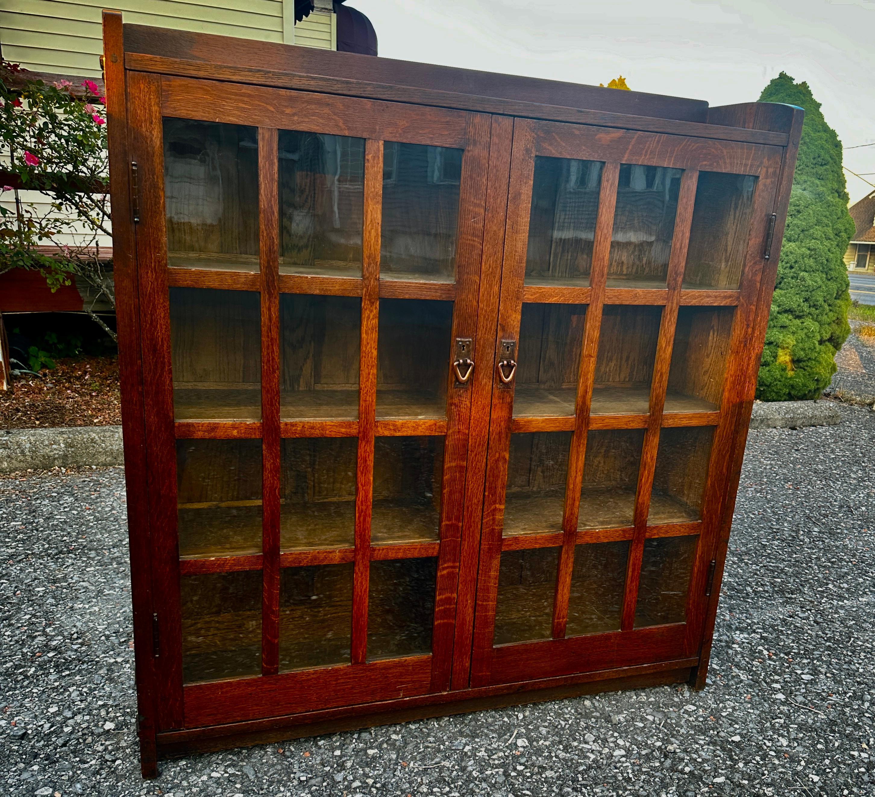 ANTIQUITÉ GUSTAV STICKLEY   Bibliothèque à deux portes modèle 717 - W7984 en vente 9