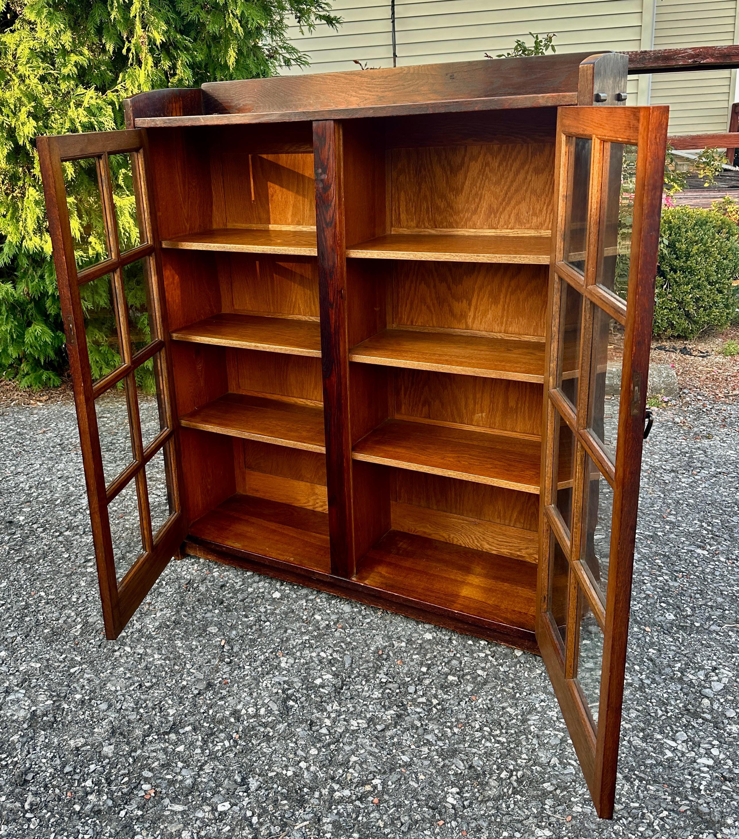 ANTIQUITÉ GUSTAV STICKLEY   Bibliothèque à deux portes modèle 717 - W7984 en vente 10
