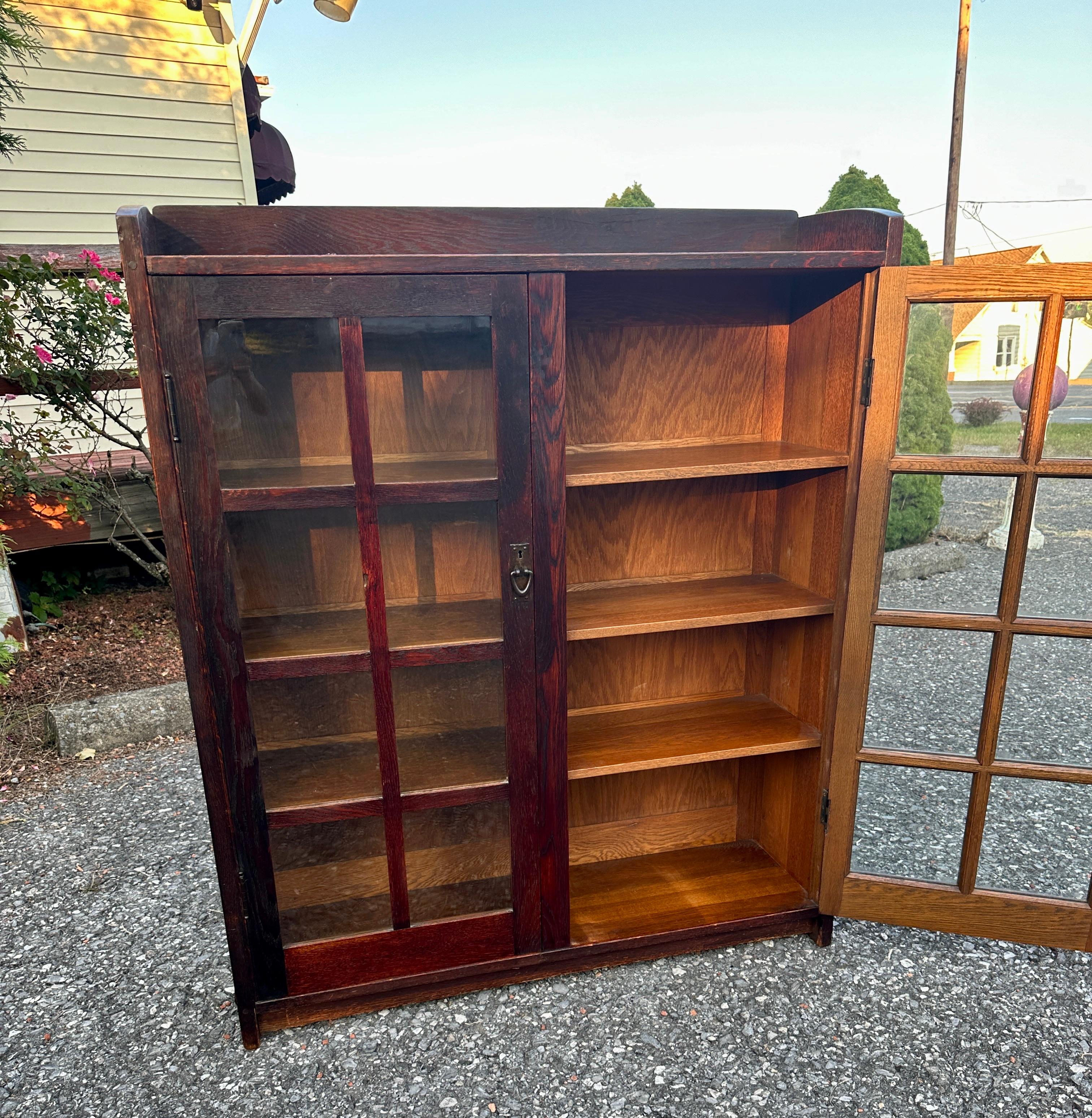 ANTIQUITÉ GUSTAV STICKLEY   Bibliothèque à deux portes modèle 717 - W7984 en vente 12