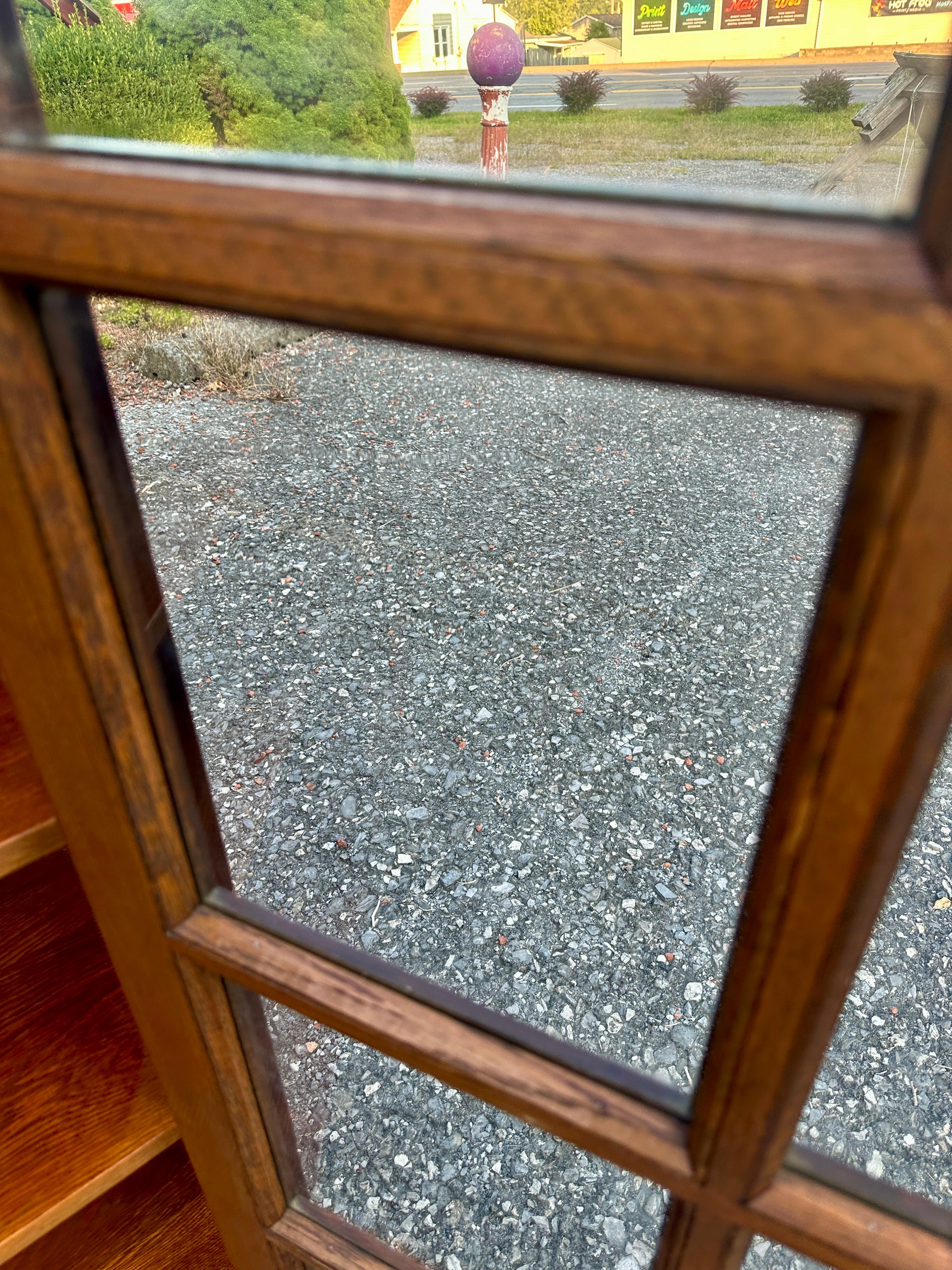 Début du 20ème siècle ANTIQUITÉ GUSTAV STICKLEY   Bibliothèque à deux portes modèle 717 - W7984 en vente